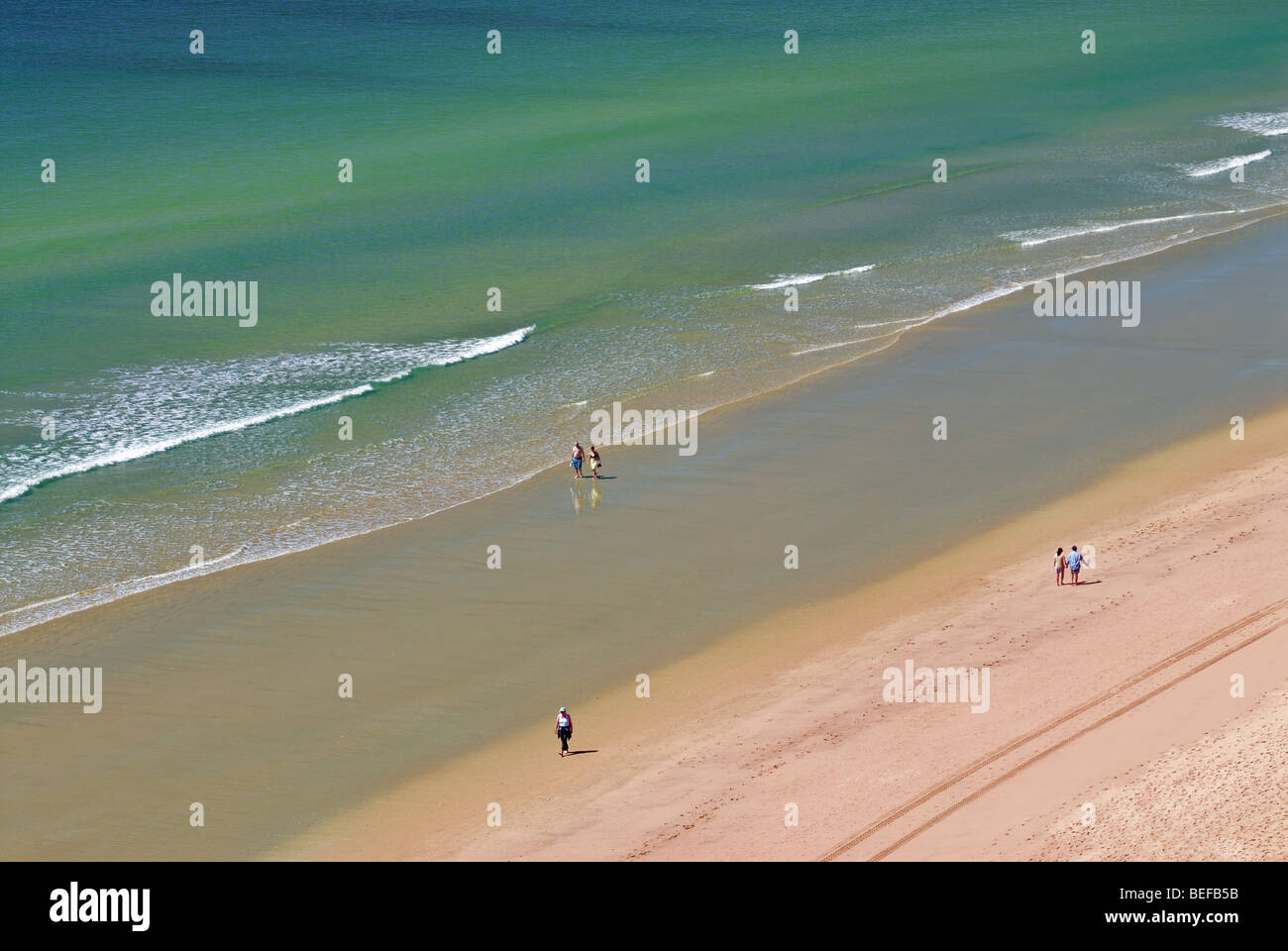 Il Portogallo, Algarve: gente camminare sulla spiaggia Praia da Falesia Foto Stock
