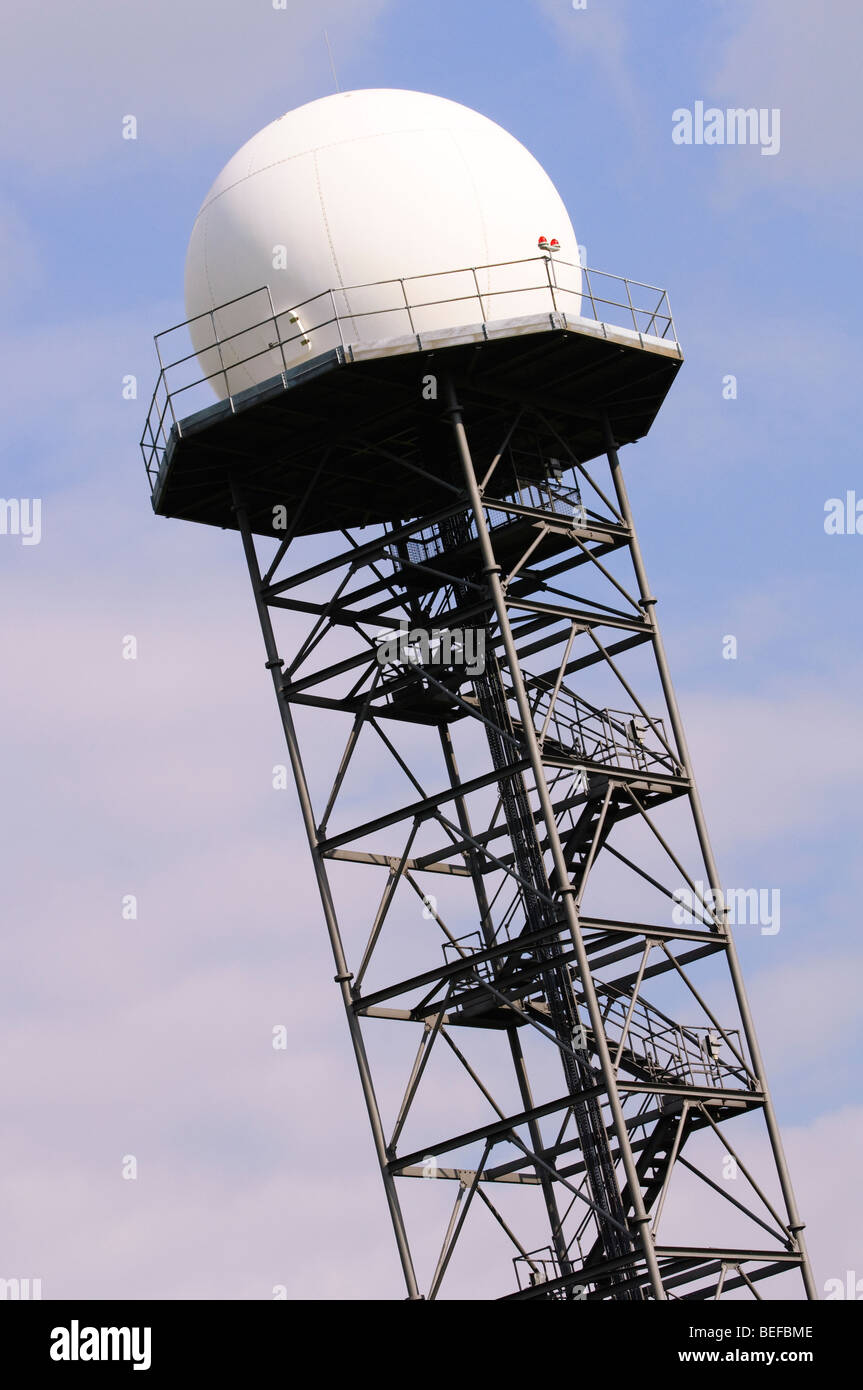 Radar Doppler Tower, Birmingham Airport, West Midlands, Regno Unito. Foto Stock