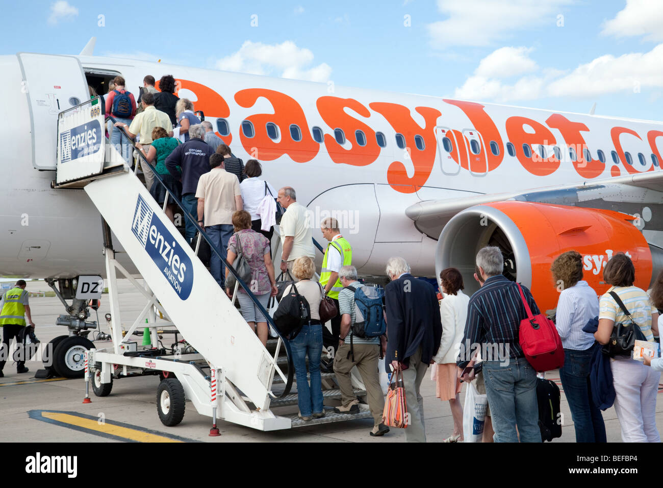 I passeggeri di salire a bordo di un aereo Easyjet presso l'aeroporto di Stansted, Regno Unito Foto Stock