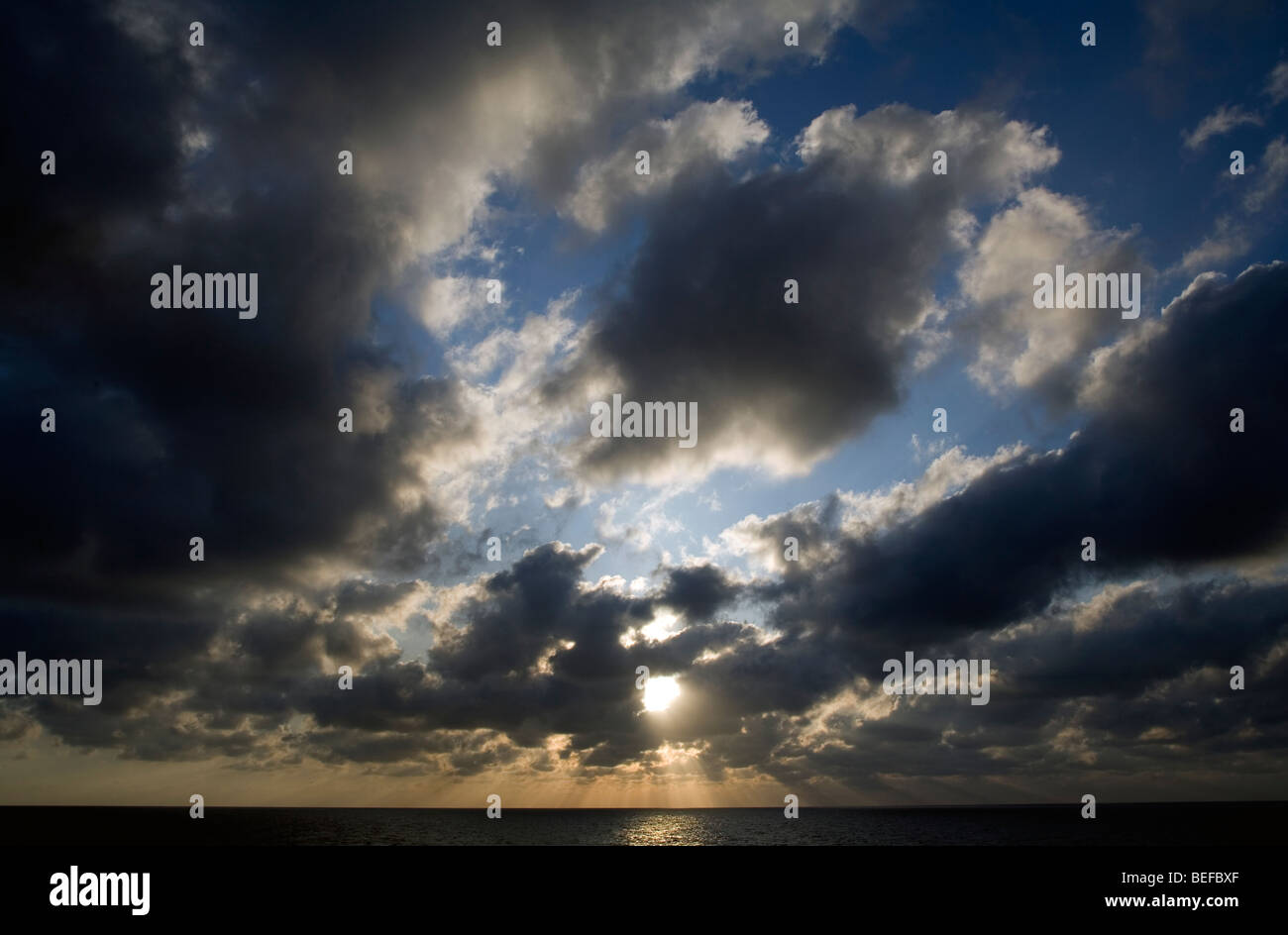 Nuvoloso mattina presto cielo sopra il mare Foto Stock
