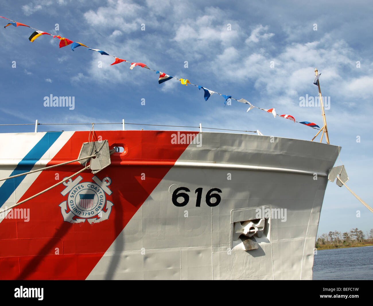 US Coast Guard cutter diligenza guardando porta, prua, conning tower e vari angoli in Wilmington, NC mentre è connesso al dock Foto Stock
