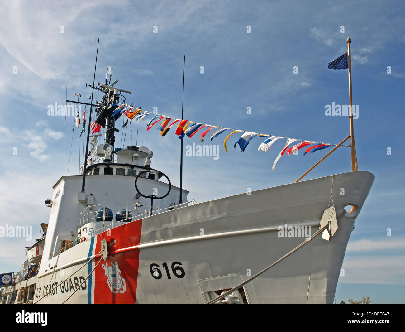 US Coast Guard cutter diligenza guardando porta, prua, conning tower e vari angoli in Wilmington, NC mentre è connesso al dock Foto Stock
