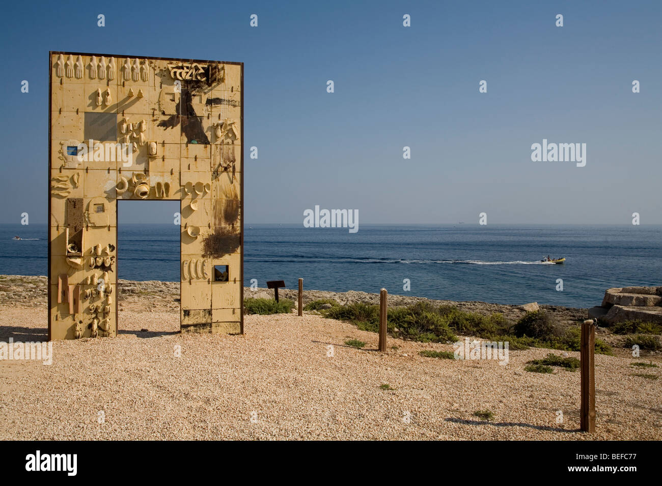 Lampedusa porta d'Europa. Un monumento dedicato ai lavoratori migranti morti e scomparsi nel mare Mediterraneo. Da Mimmo Palladino Foto Stock