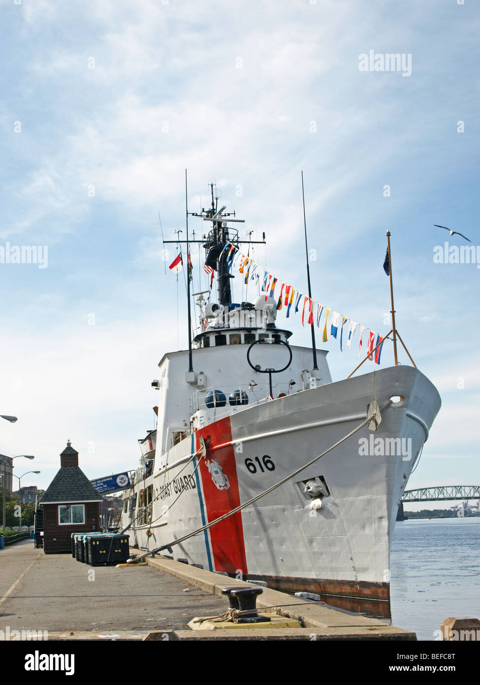 US Coast Guard cutter diligenza guardando porta, prua, conning tower e vari angoli in Wilmington, NC mentre è connesso al dock Foto Stock