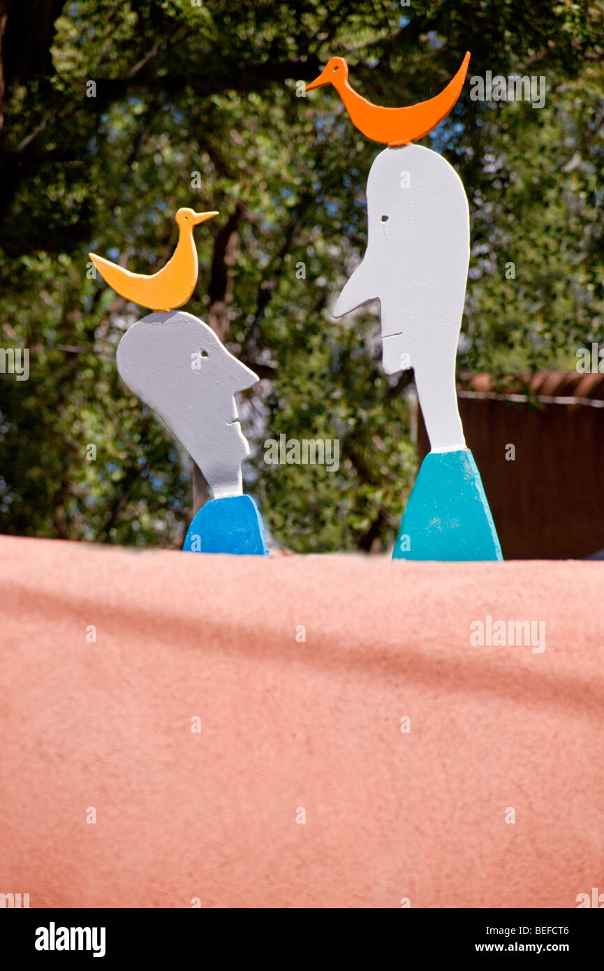 Whimsical scultura appare in più luoghi inaspettati a Taos, Nuovo Messico. Foto Stock