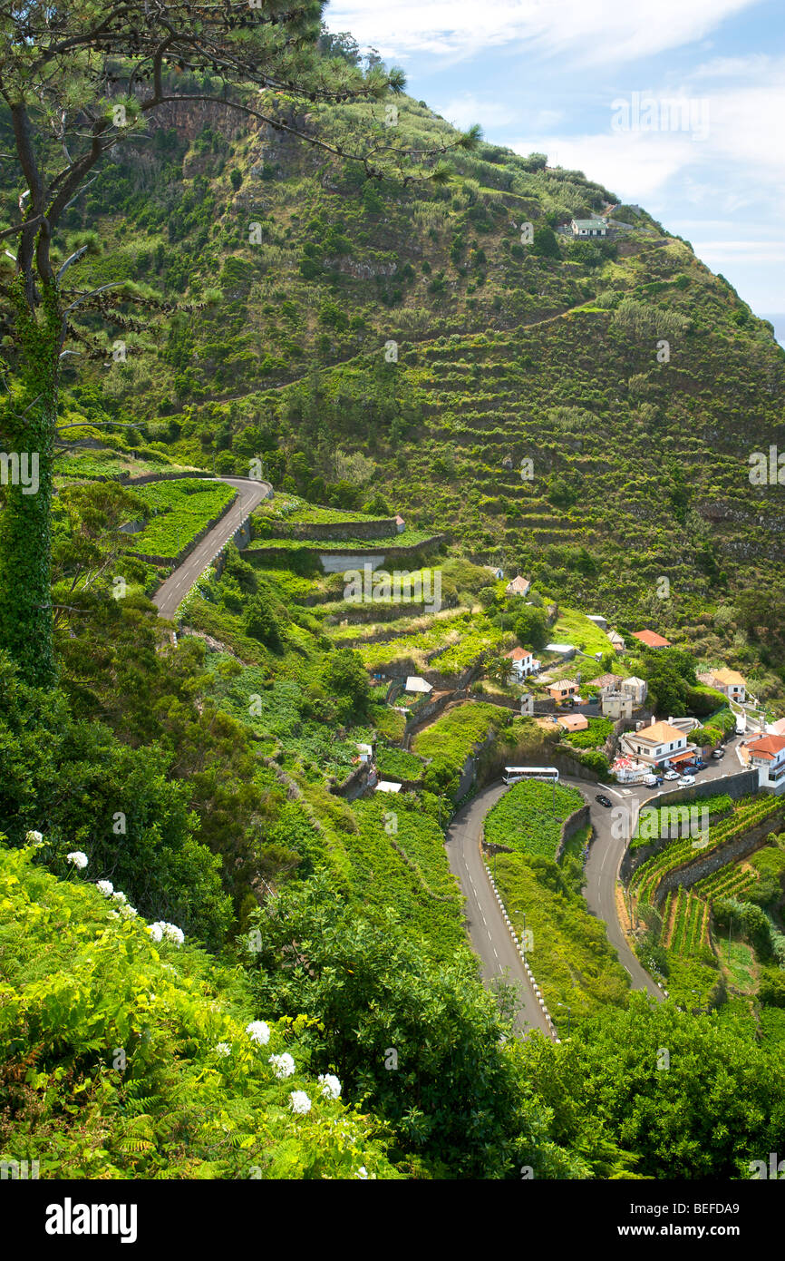 Le ripide strade che conducono in basso verso il villaggio di Porto Moniz sulla costa di Madeira. Foto Stock