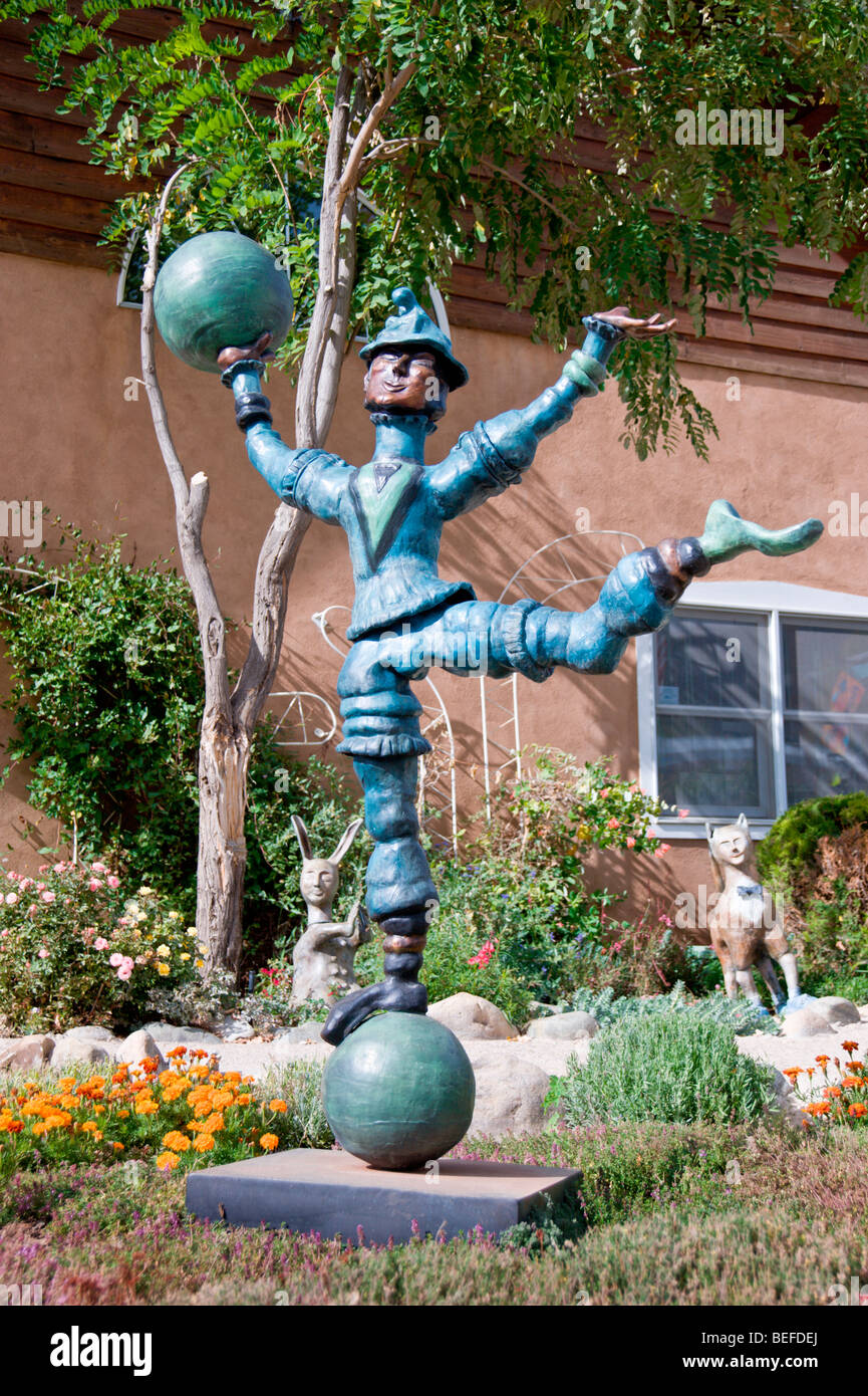 Una bizzarra scultura si trova di fronte alla galleria d'arte, nelle arti e mestieri città di Arroyo Seco, Nuovo Messico. Foto Stock