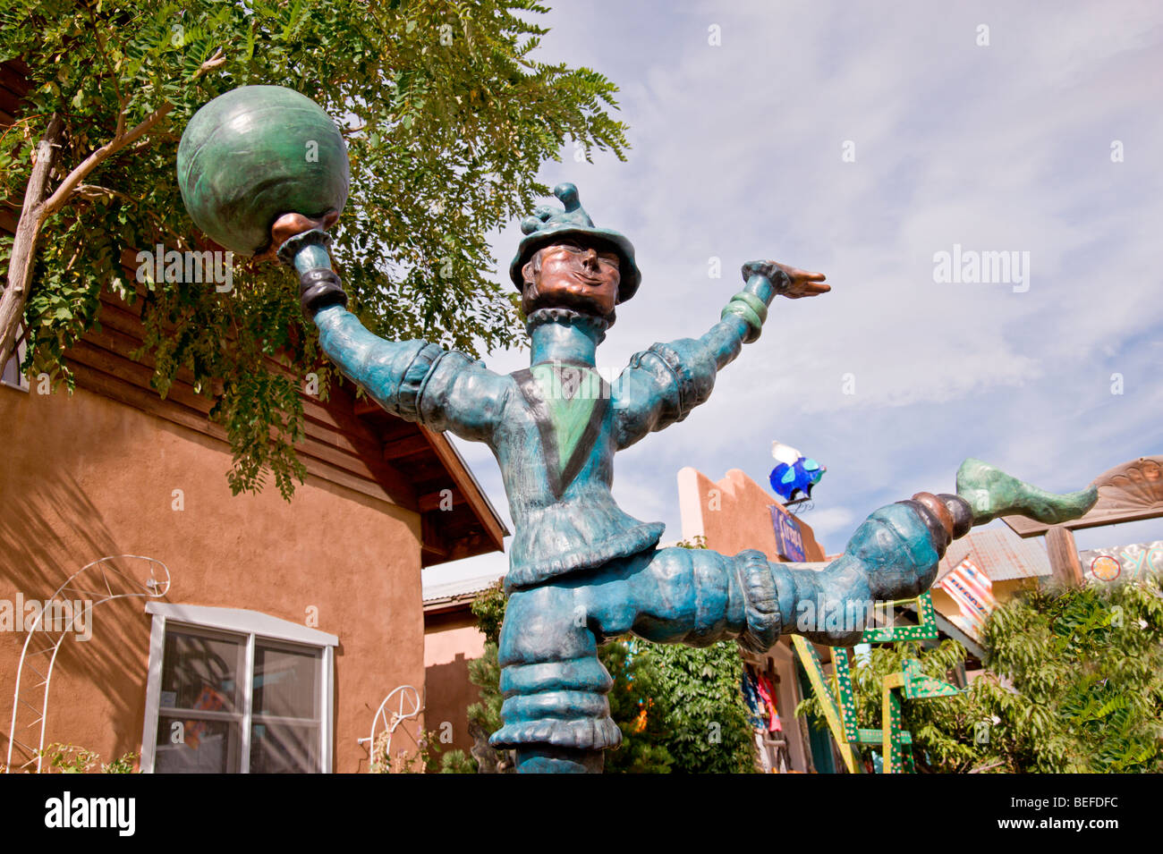 Una bizzarra scultura si trova di fronte alla galleria d'arte, nelle arti e mestieri città di Arroyo Seco, Nuovo Messico. Foto Stock