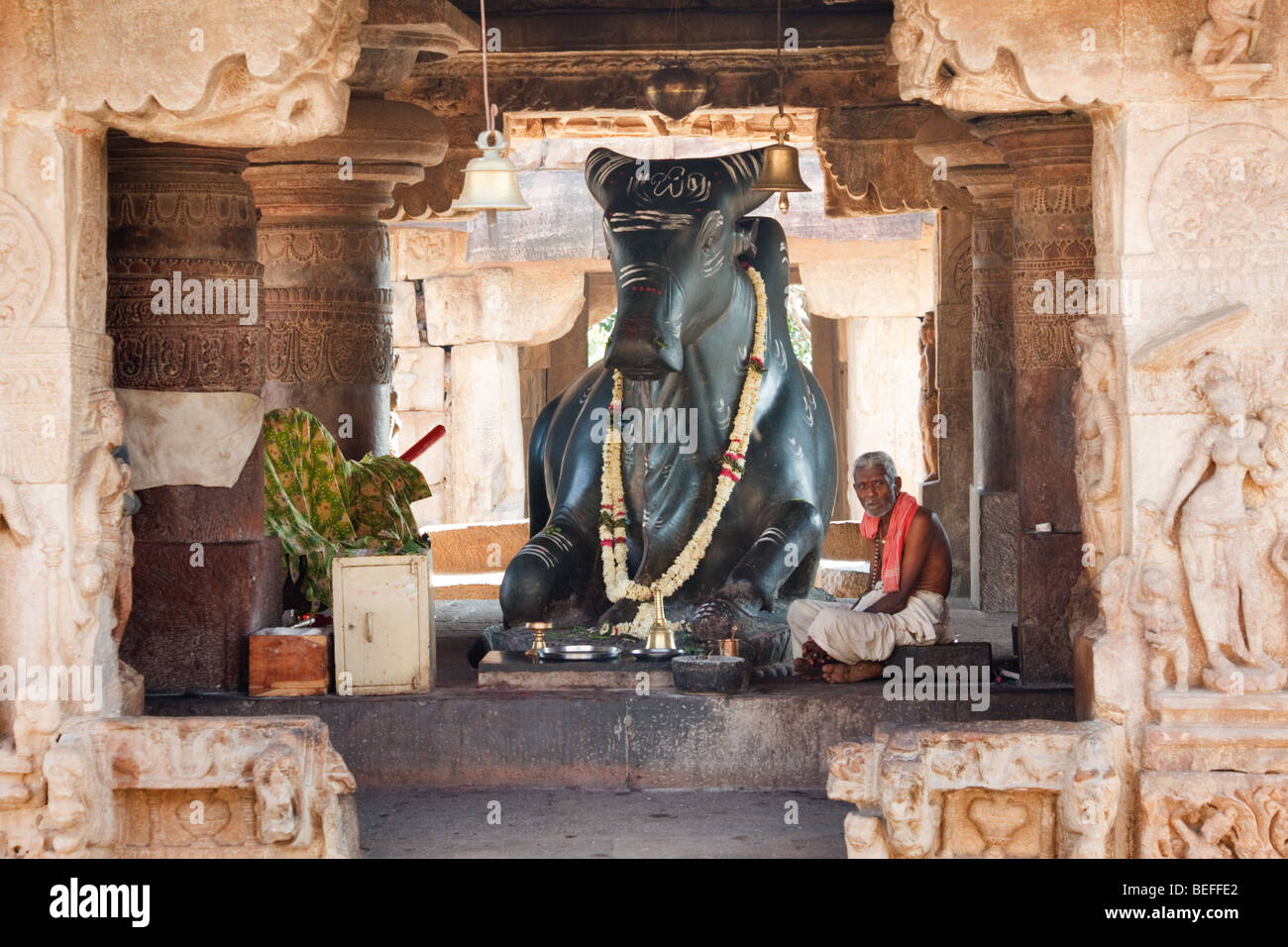 Un uomo che prega nel tempio indù Foto Stock