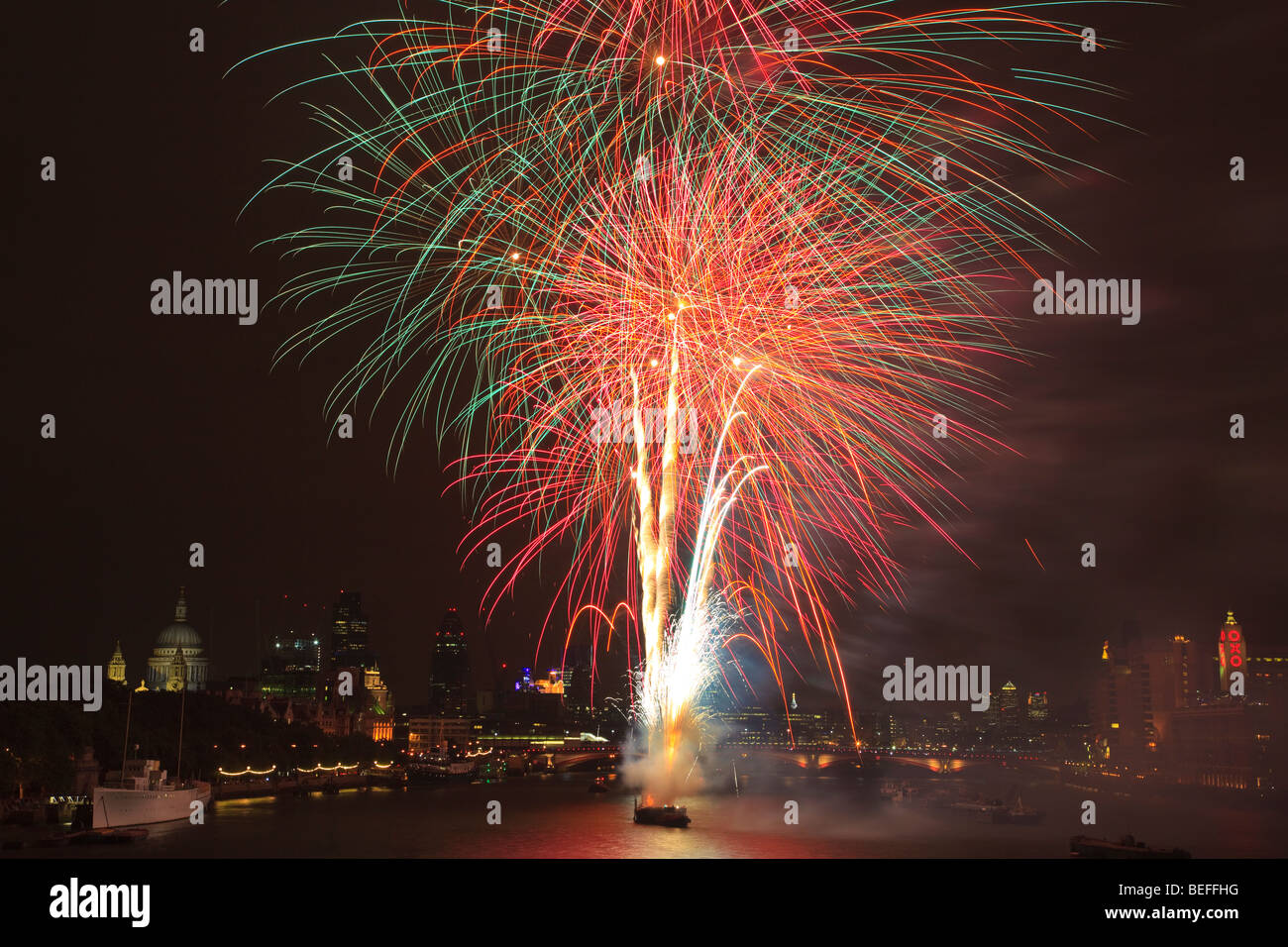 La vista dal ponte di Waterloo durante... Il Thames Festival fuochi d'artificio. Foto Stock