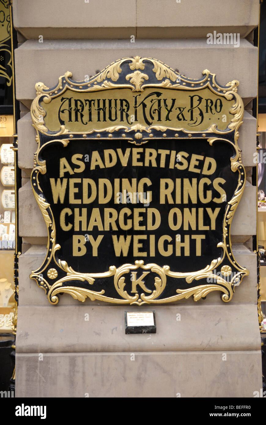 Segno pubblicità gli anelli di nozze caricato dal peso al di fuori di Arthur Kay e Bro gioiellerie a Manchester in Inghilterra, Regno Unito Foto Stock