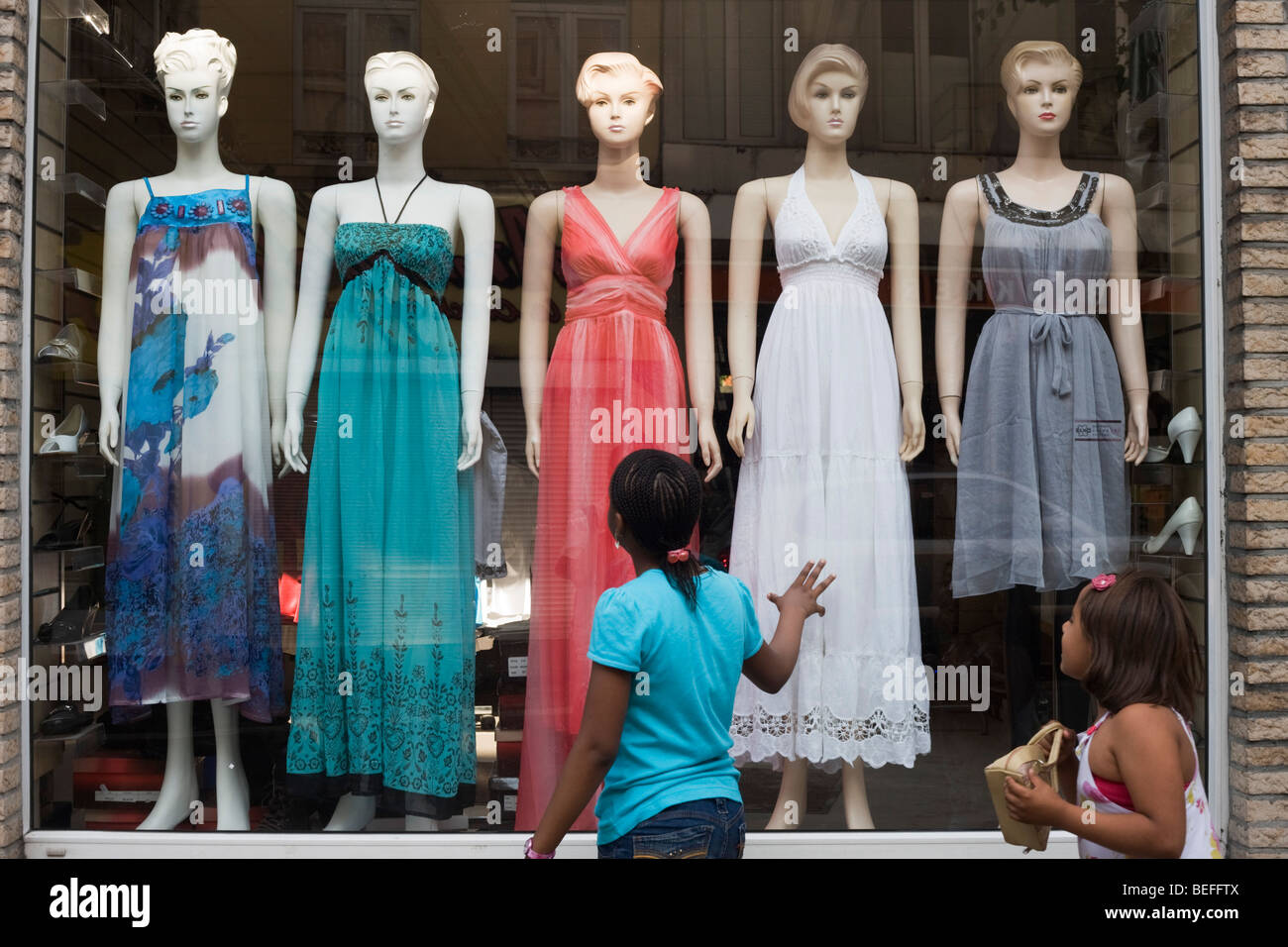 Due bambini locali ammirare una line-up di vestire moda Manichini sul  display in una strada vetrina di Saint-Gilles, Bruxelles Foto stock - Alamy