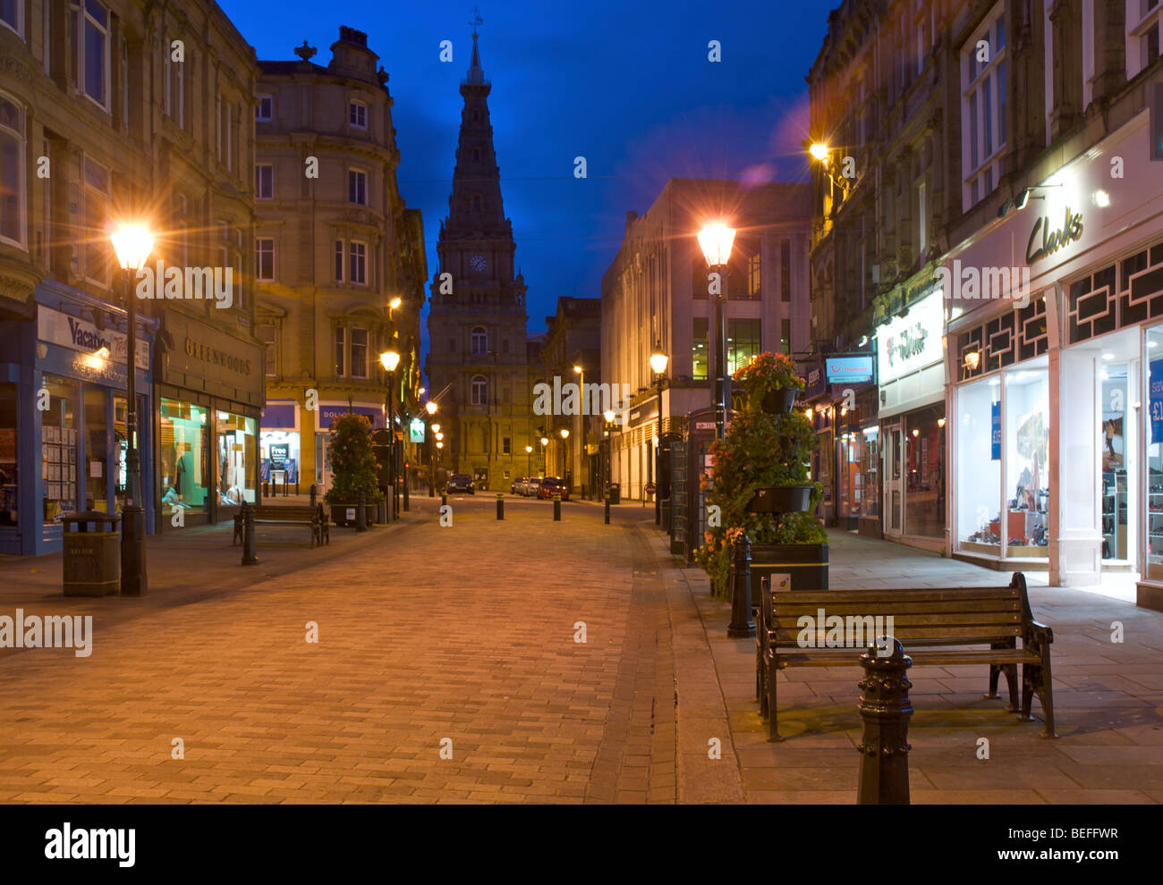 Mercato di mais, Halifax, guardando verso il Municipio, West Yorkshire, Inghilterra, Regno Unito Foto Stock