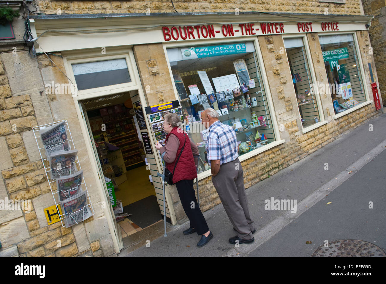 Esterno del Post Office nel villaggio Costwold di Bourton sull'acqua Gloucestershire England Regno Unito Foto Stock