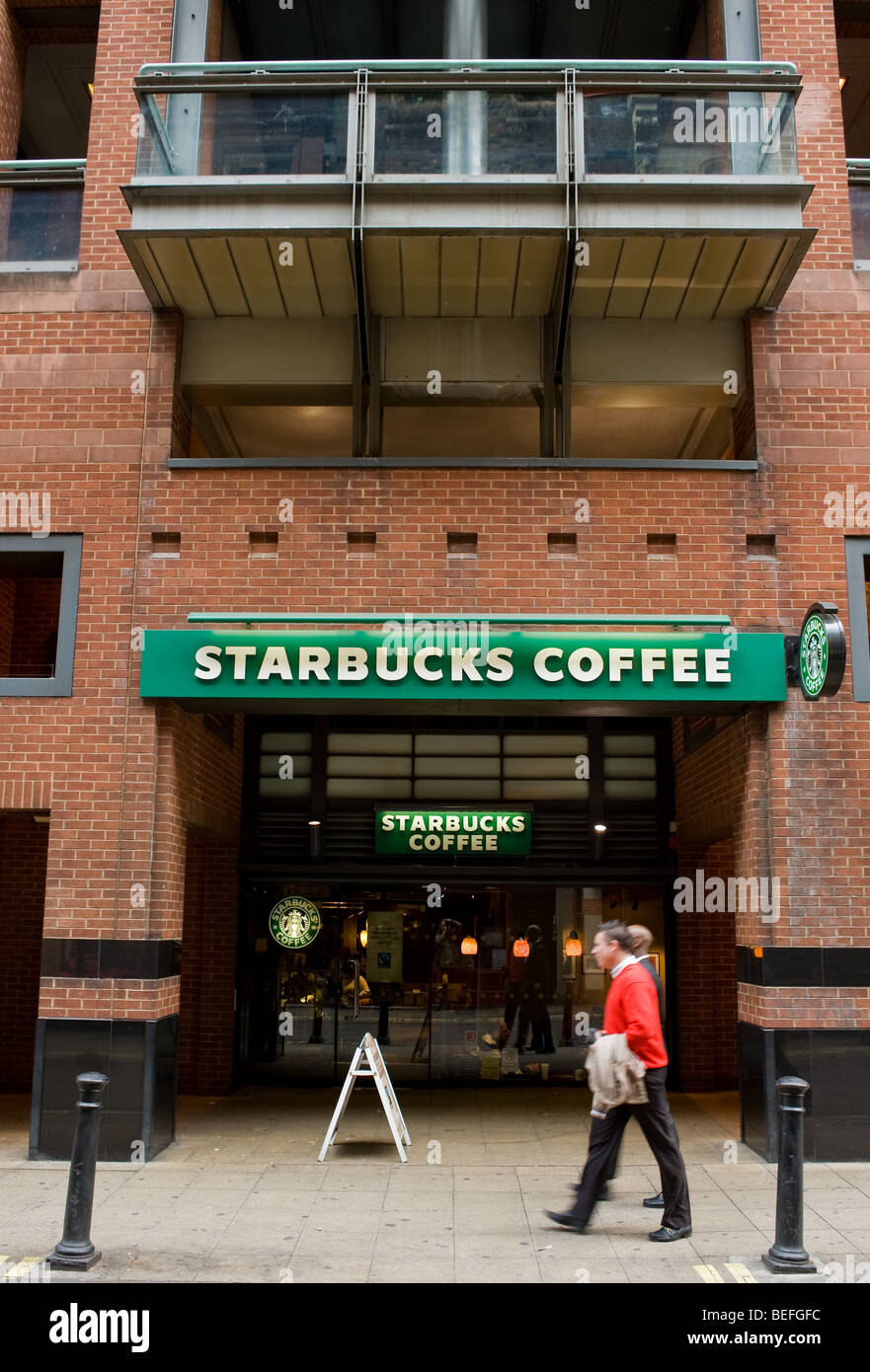 Le persone camminare davanti a un caffè Starbucks a Londra. Foto di Gordon Scammell Foto Stock