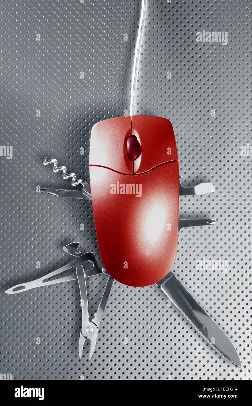 Rosso la metafora del mouse fingendo di essere un svizzero coltello multifunzione Foto Stock