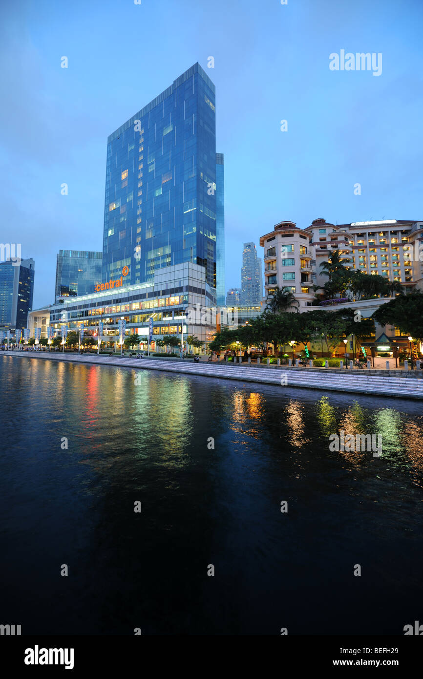 Vista dal ponte di lettura lungo il Fiume Singapore verso il centro e la città al crepuscolo, Singapore Foto Stock
