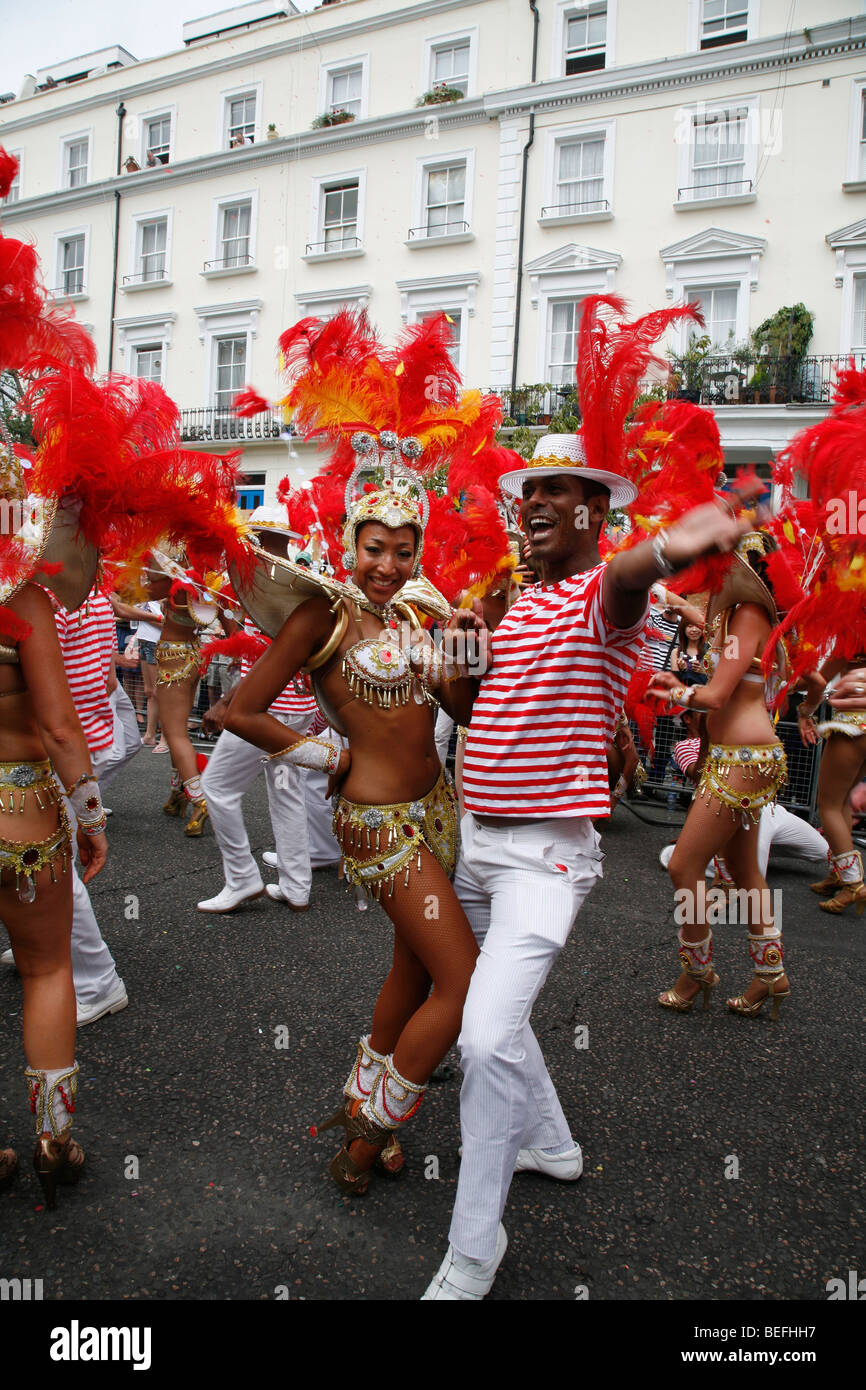 Sfilata in costume al carnevale di Notting Hill su Wesbourne Grove, Notting Hill, London, Regno Unito Foto Stock