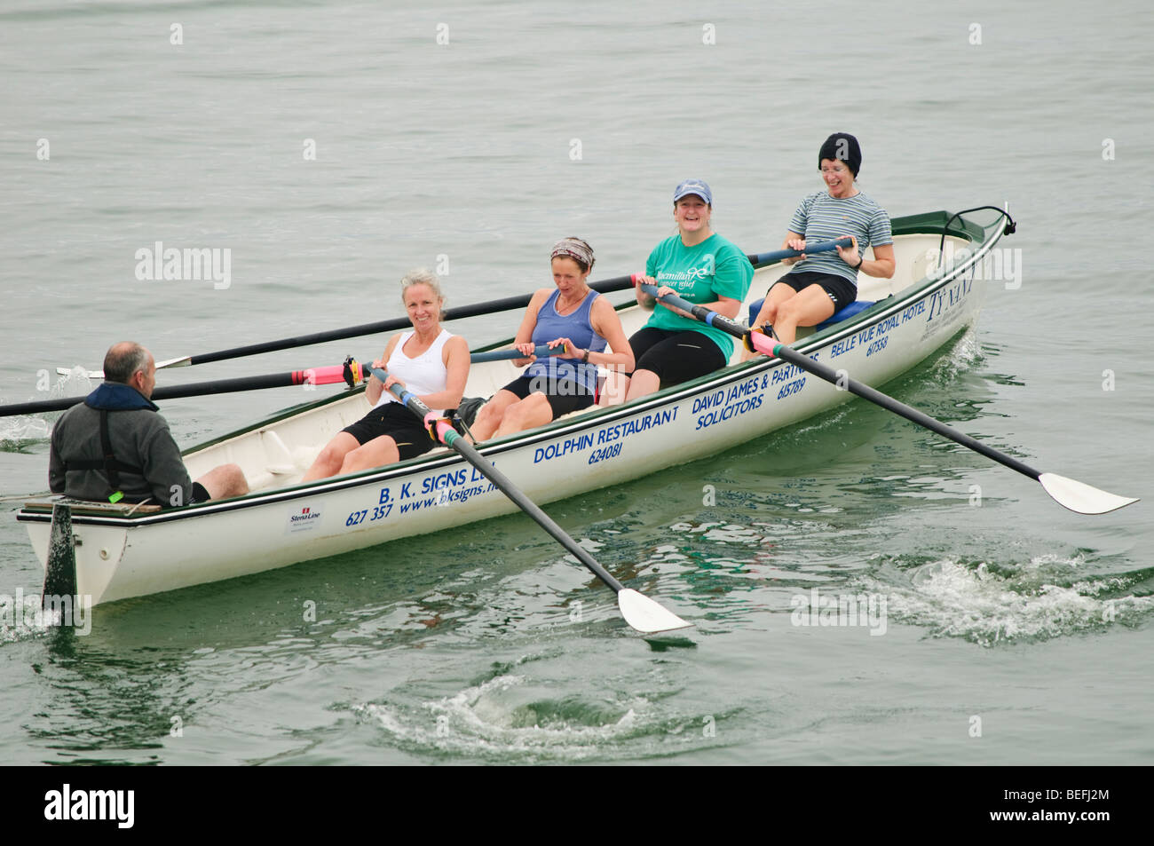 Quattro donne di canottaggio longboat celtica in una gara competitiva a Aberystwyth Wales UK Foto Stock Quattro donne di canottaggio longboat celtica in una gara competitiva a Aberystwyth Wales UK Foto Stock