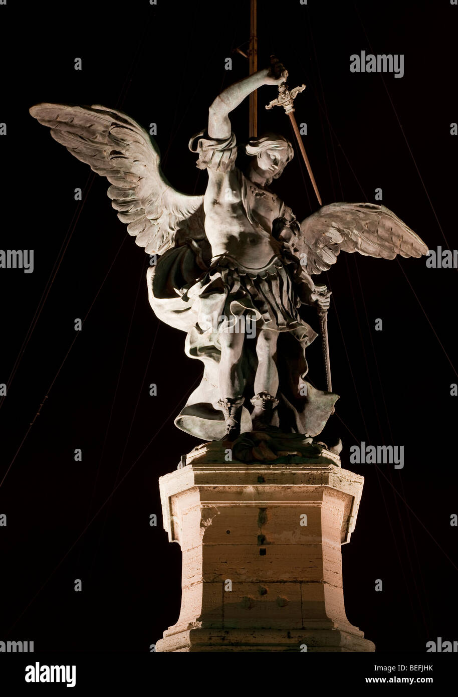 San Michele Arcangelo statua in bronzo sulla sommità di Castel Sant'Angelo a Roma, Italia Foto Stock
