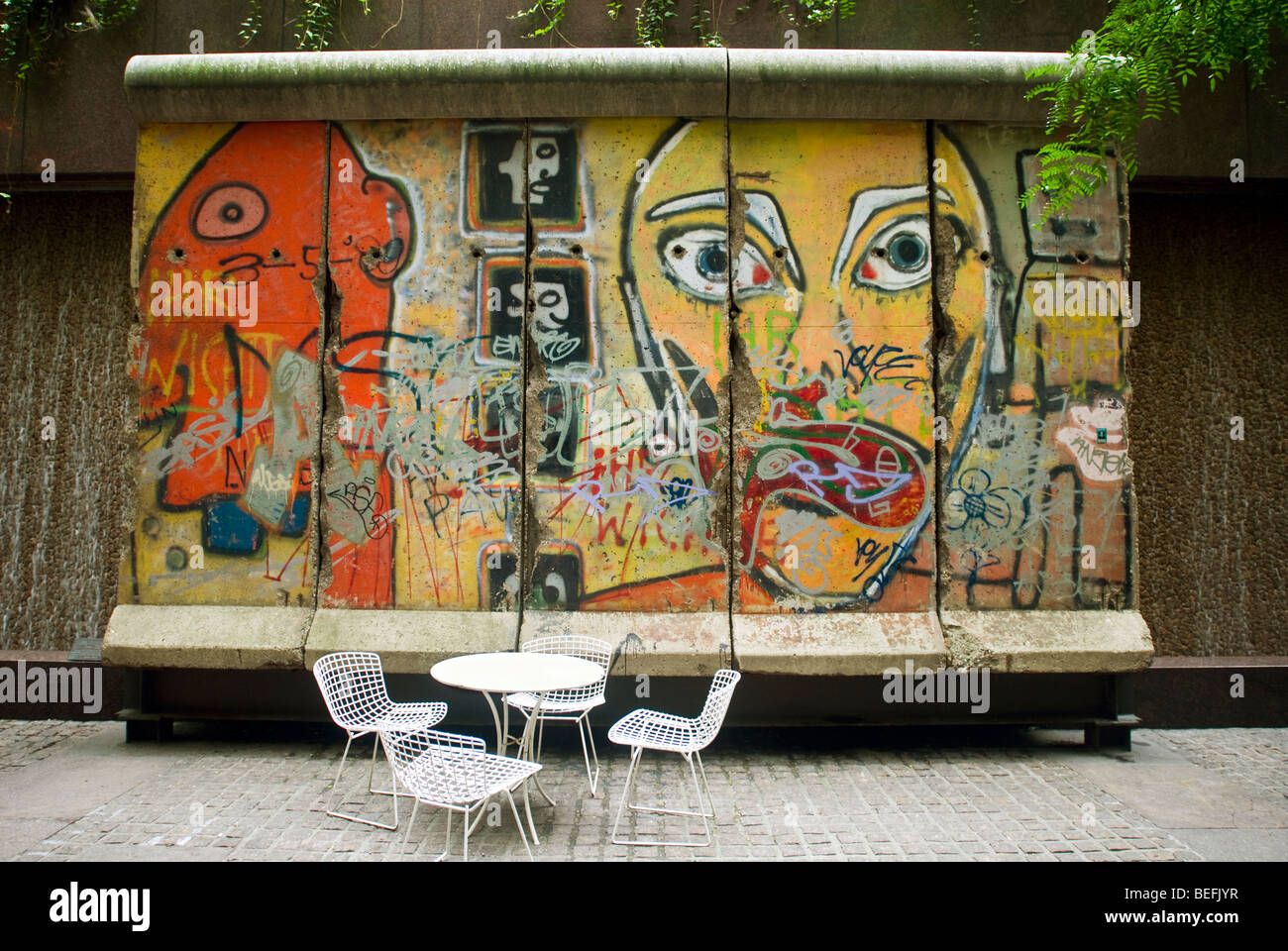 Una sezione del muro di Berlino sul display in un piccolo parco sulla East  53rd Street a New York Foto stock - Alamy