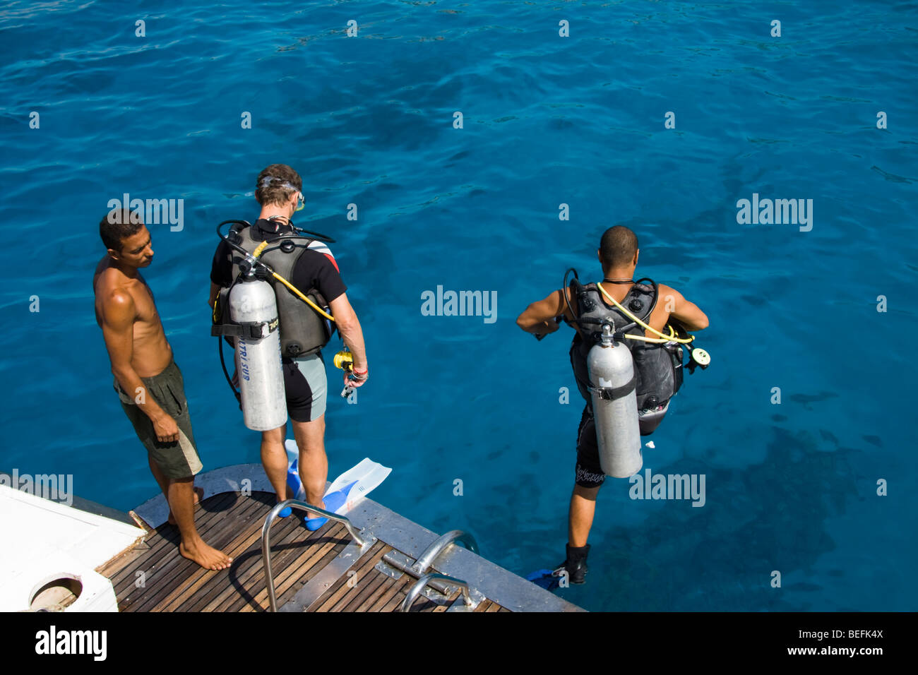 Subacquei entrata in acqua da una gigantesca stride, Sharm el Sheikh, Mar Rosso, Egitto Foto Stock