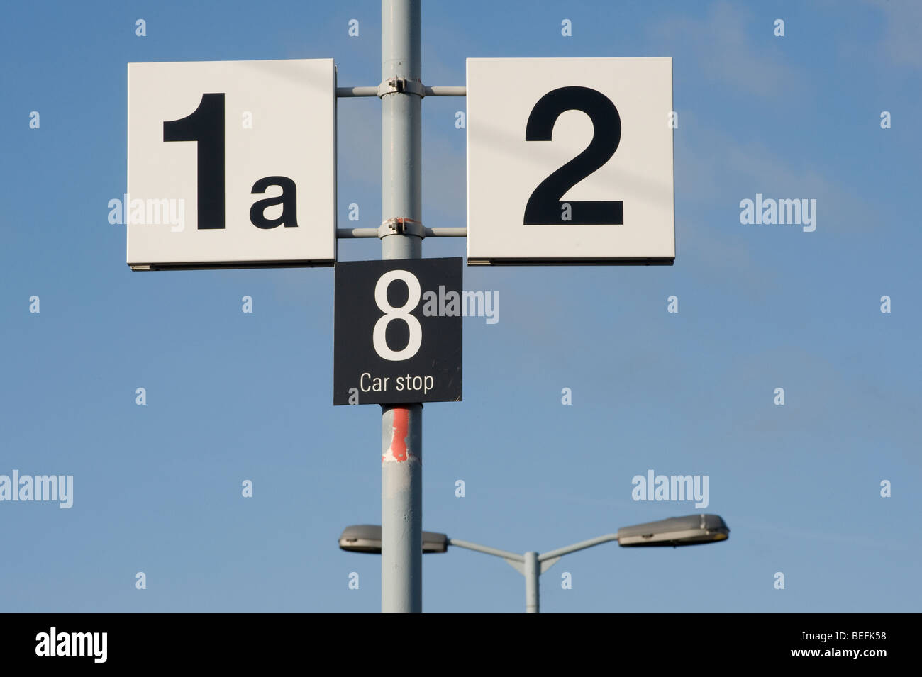 Numero di piattaforma segni presso la stazione ferroviaria di Cambridge, Inghilterra Foto Stock