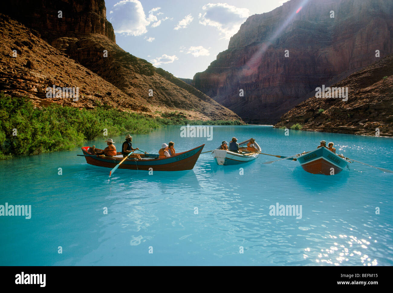 Grand Canyon dories con i passeggeri in appoggio sui minerali ricchi di Little Colorado River canyon tra pareti in prossimità del Fiume Colorado Foto Stock