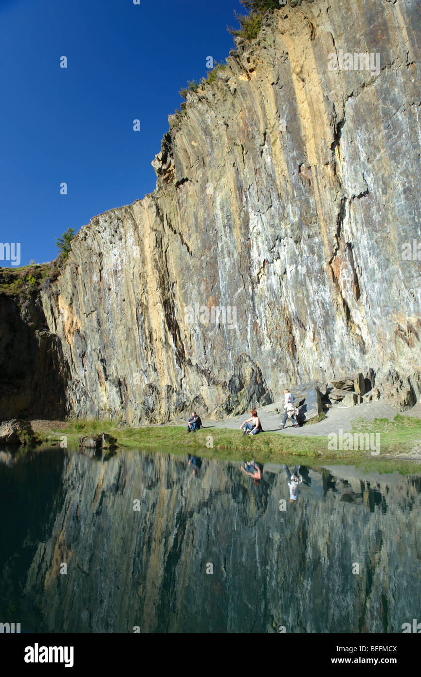La gente seduta dal lago blu in una vecchia cava, sopra il villaggio Friog, Parco Nazionale di Snowdonia, Gwynedd Galles del Nord, Regno Unito Foto Stock La gente seduta dal lago blu in una vecchia cava, sopra il villaggio Friog, Parco Nazionale di Snowdonia, Gwynedd Galles del Nord, Regno Unito Foto Stock