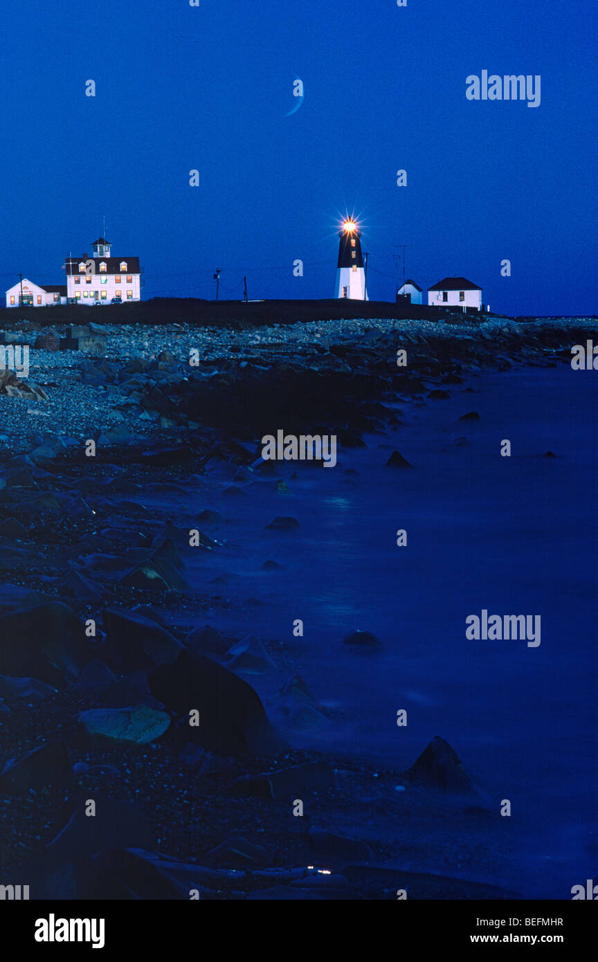 Punto Judith Narragansett Lighthouse, Rhode Island sulla spiaggia rocciosa al crepuscolo Foto Stock
