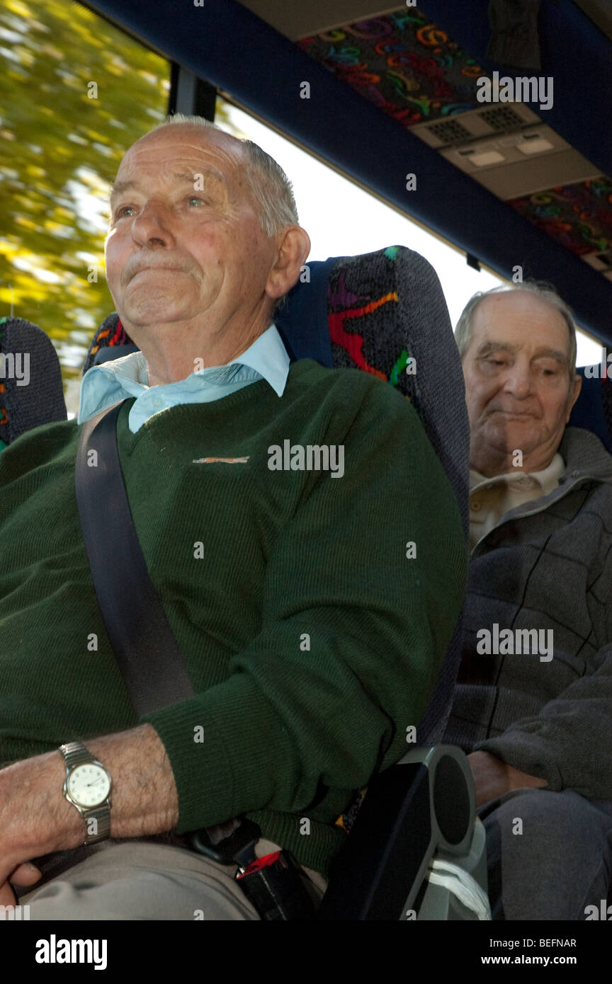 Due uomini anziani seduti in un autobus di indossare le cinture di sicurezza  Foto stock - Alamy