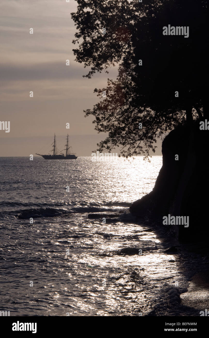 Nave a vela o Schooner in Torbay con foreshore e spiaggia, bellezza, blu, barca, boatman, capitano, nuvole, costa, Foto Stock