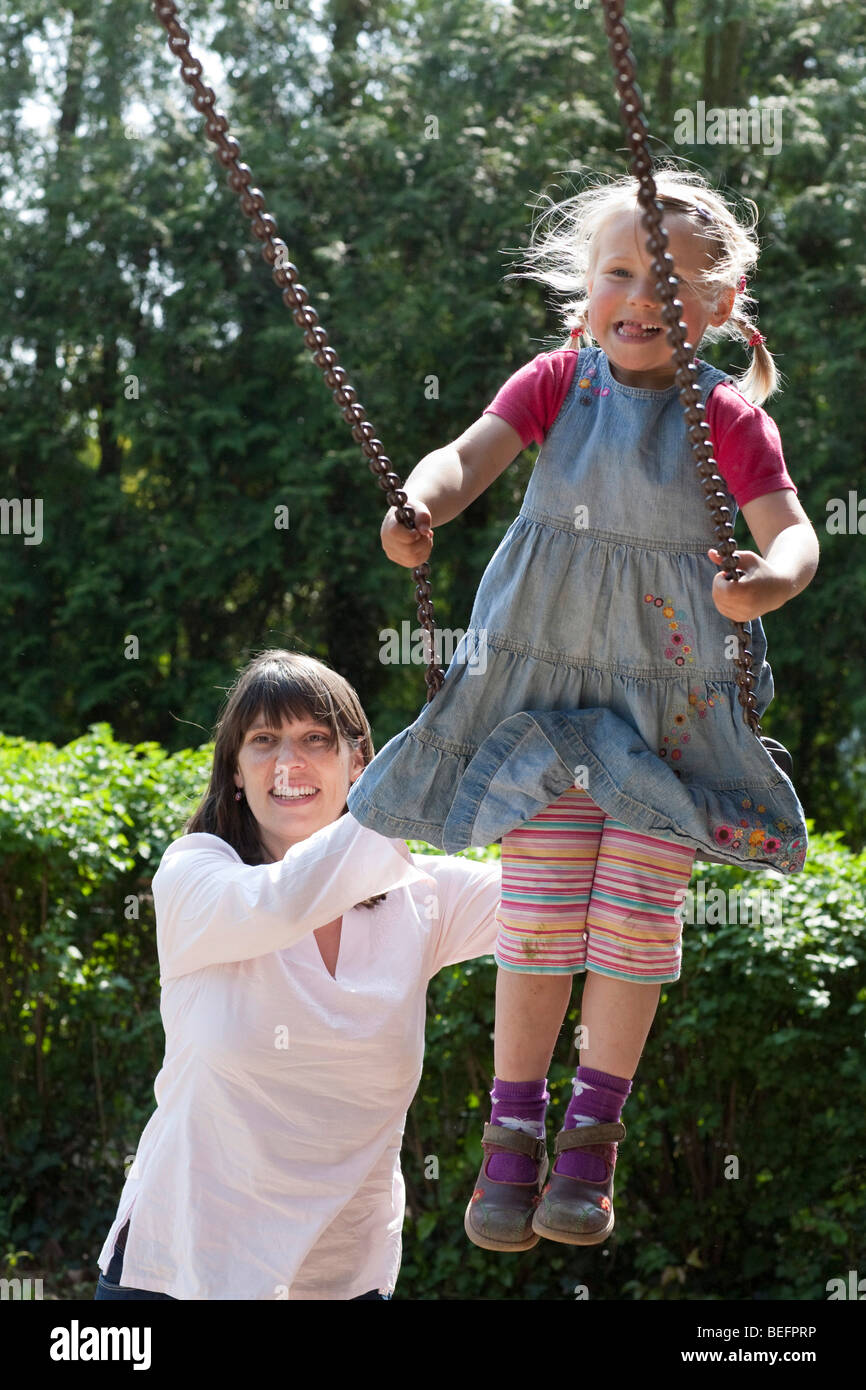 La madre e il bambino . Bonn, Germania Foto Stock
