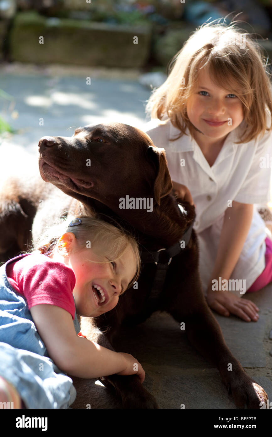 Bambini che giocano con un cane . Bonn, Germania Foto Stock