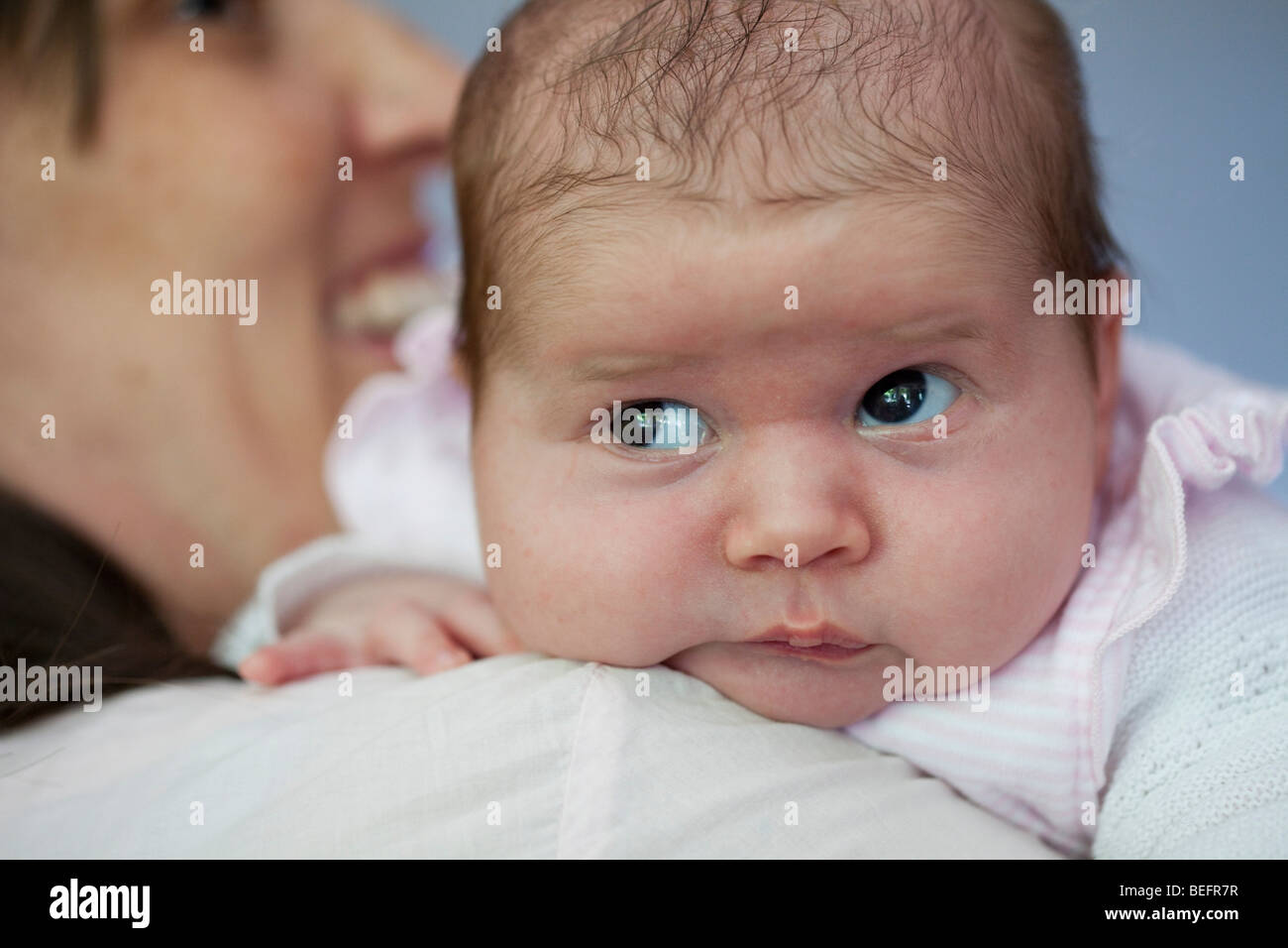 La madre e il bambino, tre settimane . Foto Stock