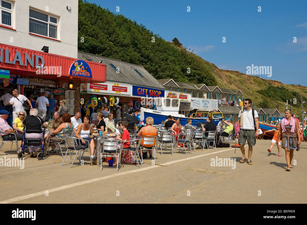 Turisti turisti visitatori persone visitatori sul Coble Landing in estate Filey North Yorkshire Inghilterra Regno Unito GB Gran Bretagna Foto Stock