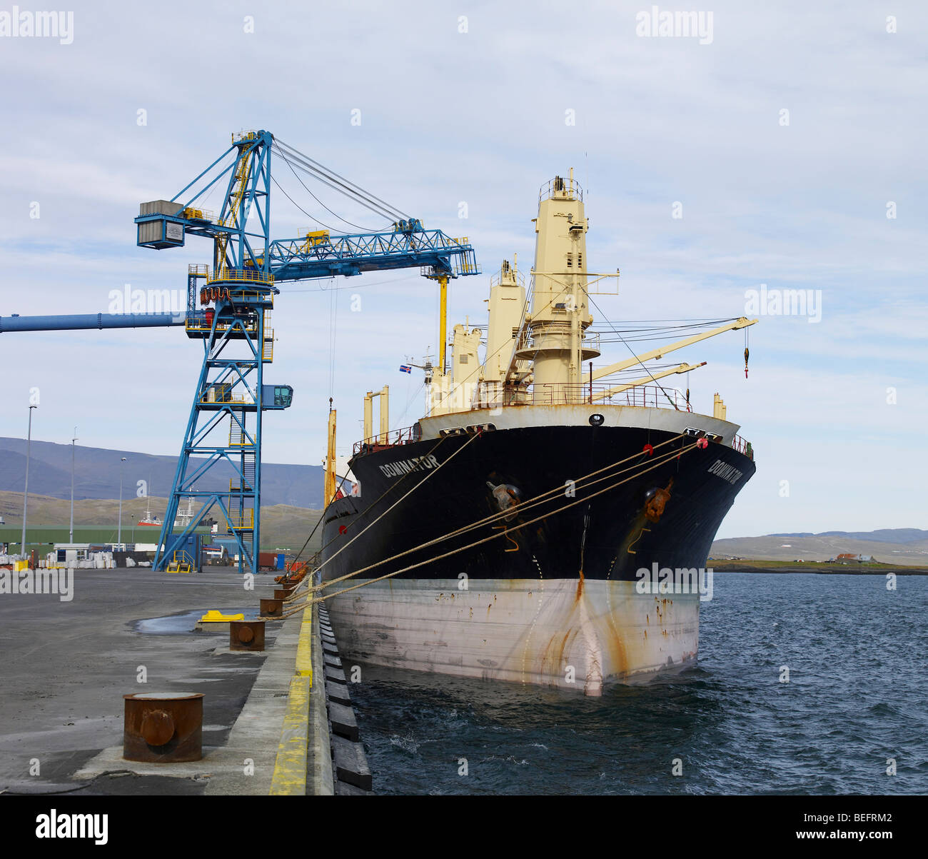 Nave in porto a Grundartangi sito industriale, Hvalfjordur, Islanda Foto Stock