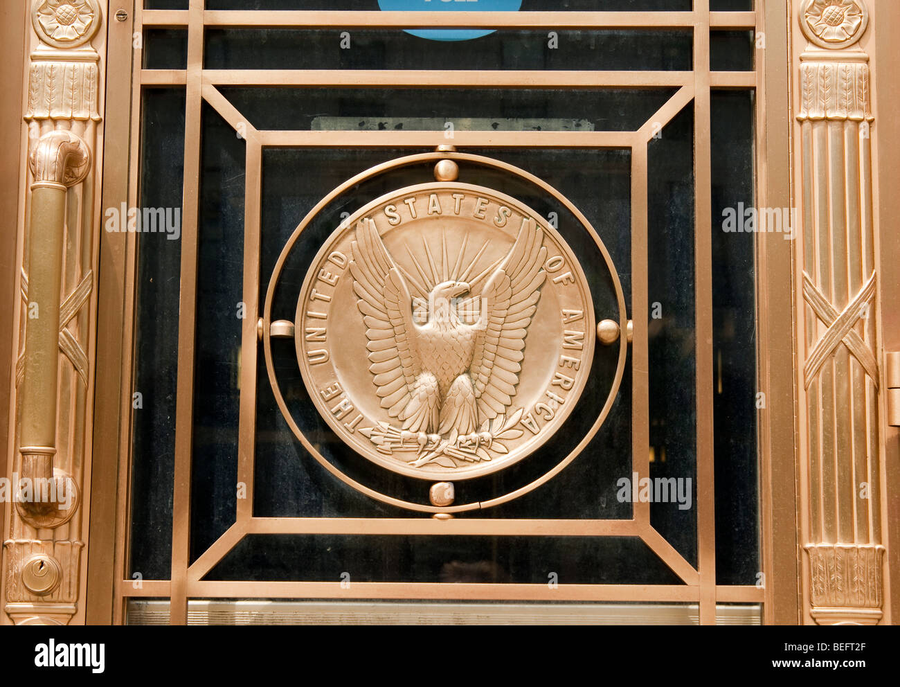 Eagle emblema sulla porta del Senato di Russell Edificio per uffici a Washington DC Foto Stock