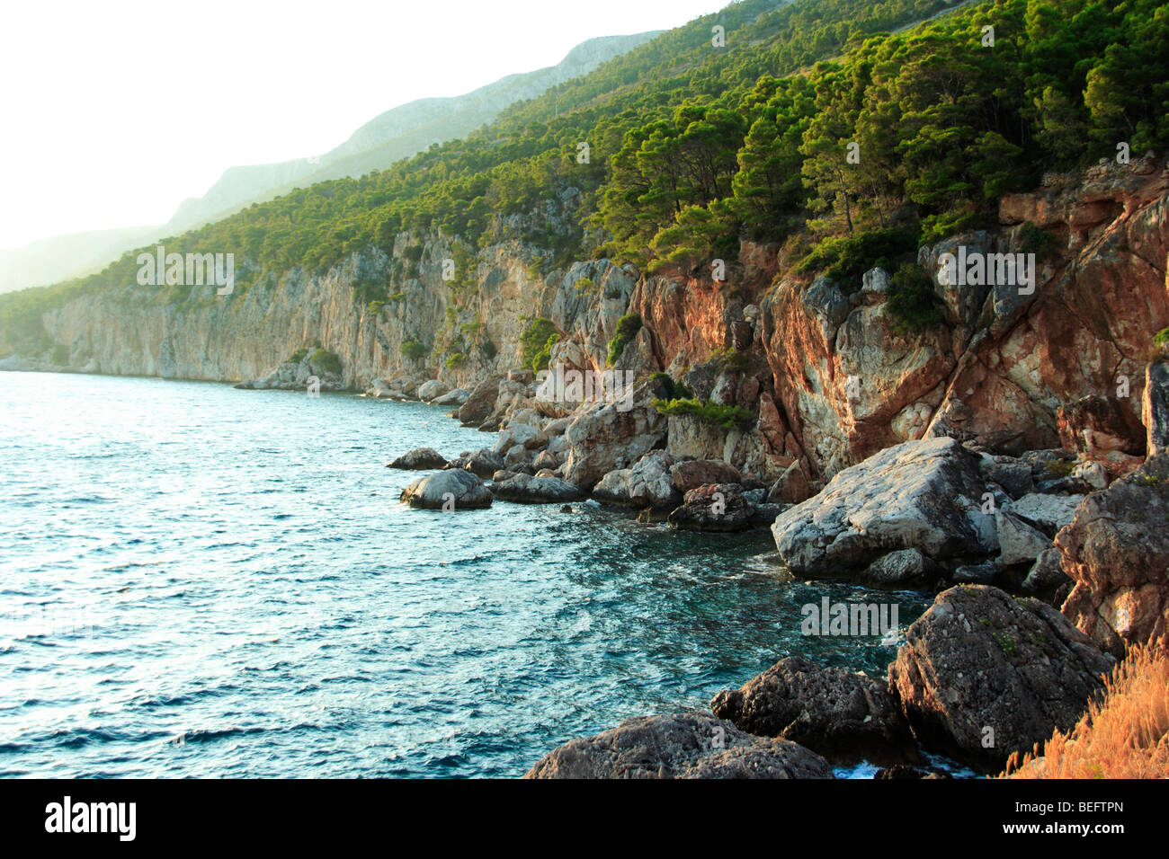 Tramonto sull'isola di Hvar scogliere e mare Adriatico, Croazia Foto Stock