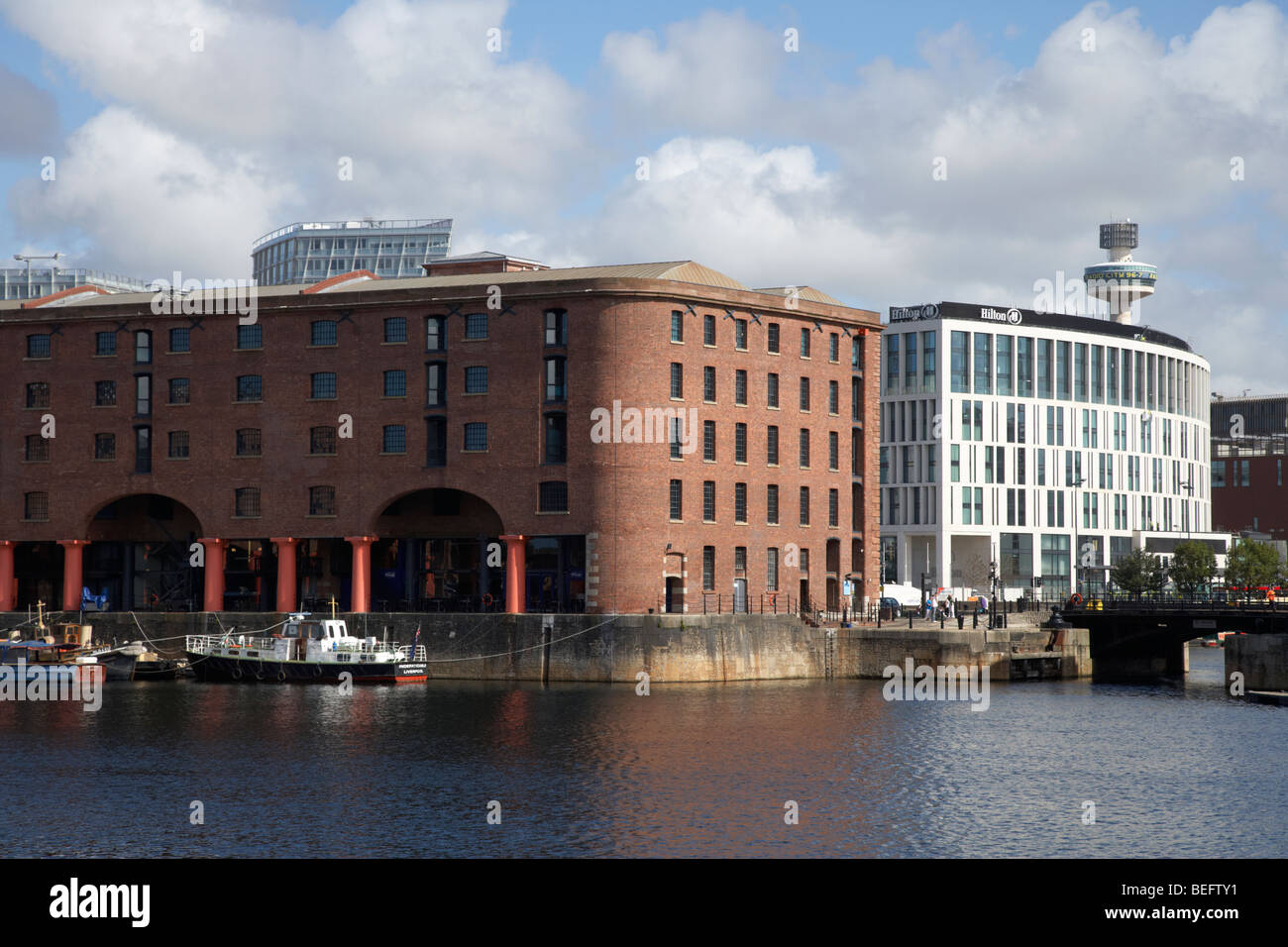 Il vecchio magazzino storico e il nuovo Hilton hotel di Albert Dock Liverpool Merseyside England Regno Unito Foto Stock