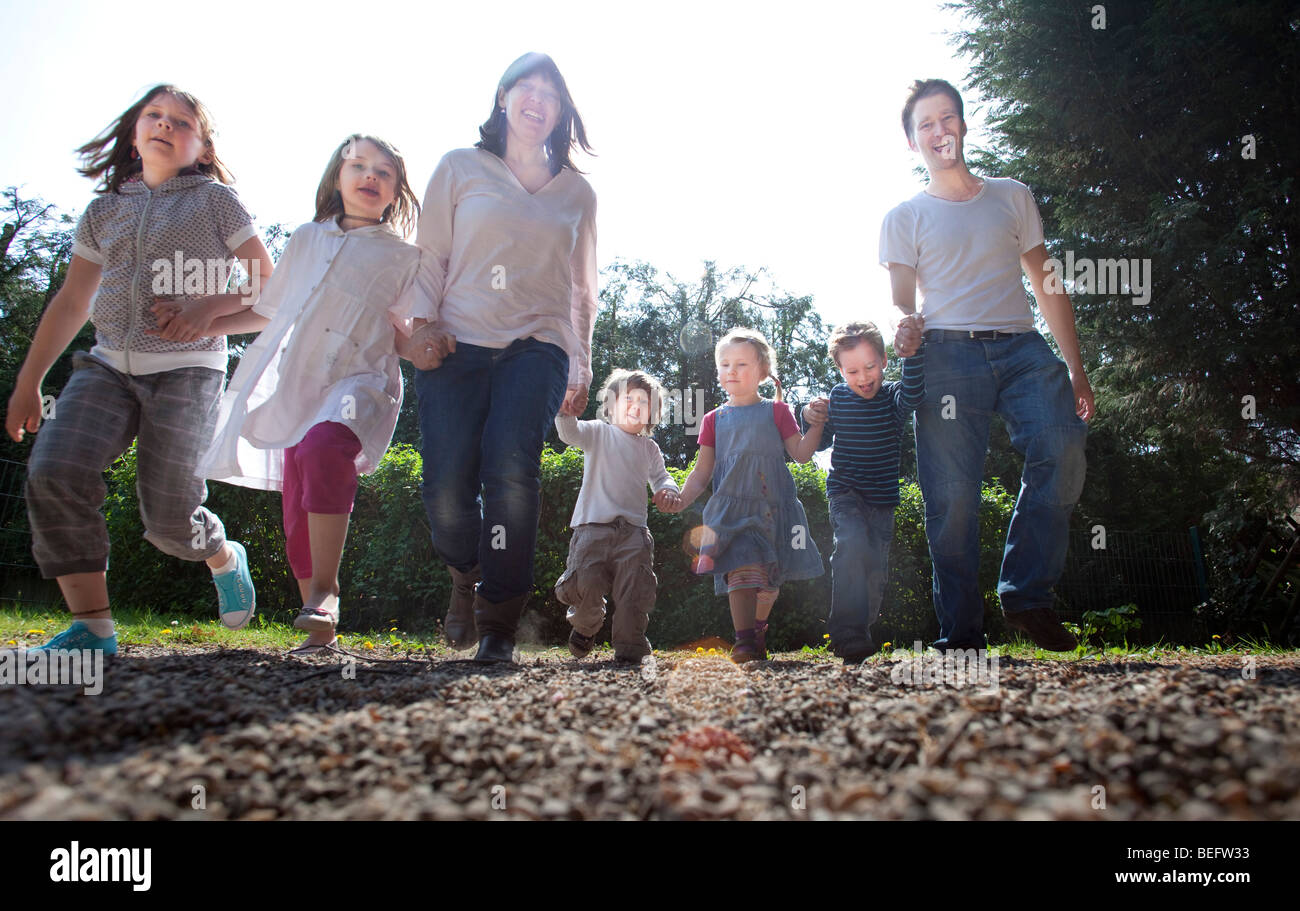Famiglia con 5 bambini Foto Stock