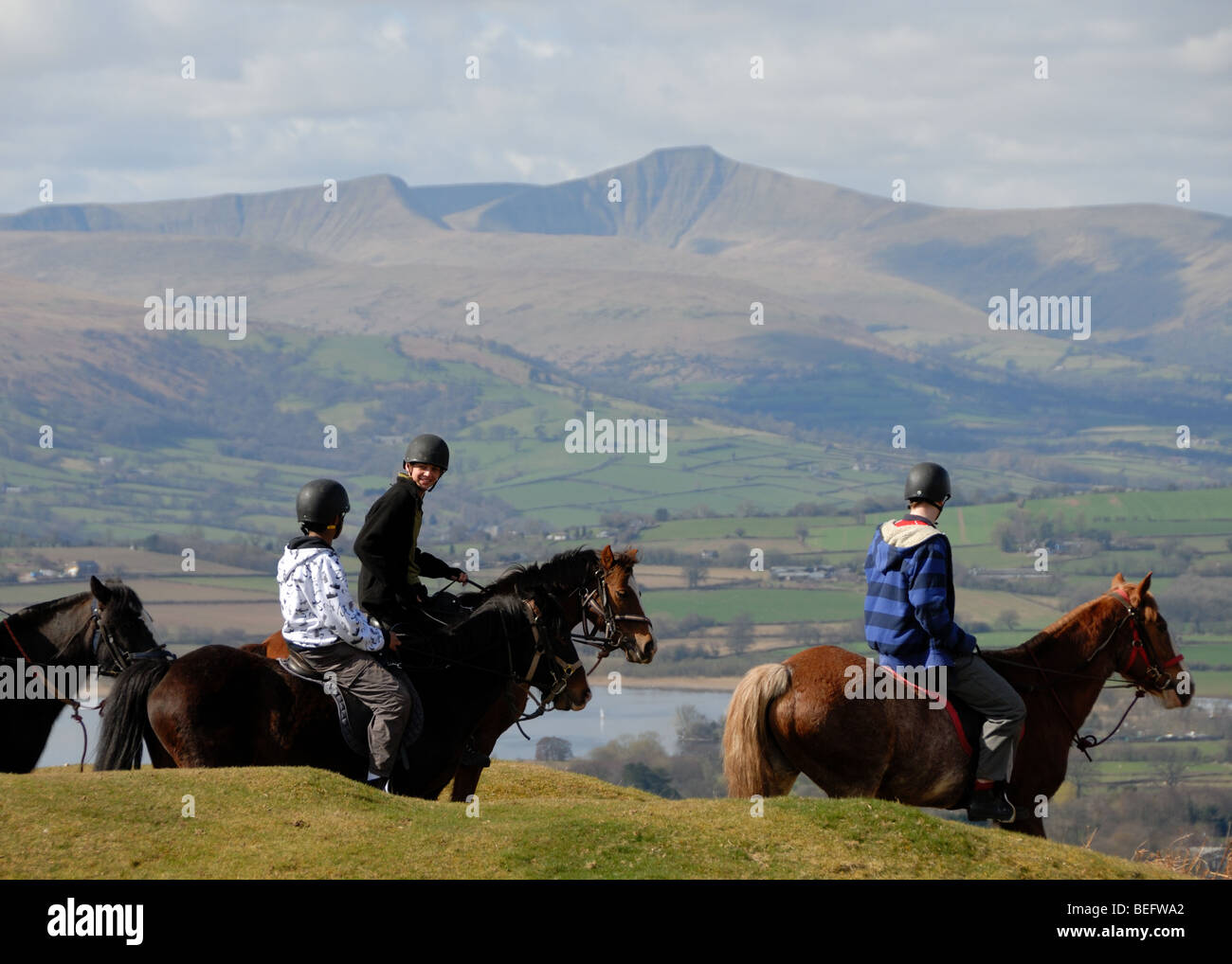 Equitazione nelle vicinanze Llangorse in Montagna Nera guardando verso Pen y Fan in Brecon Beacons Foto Stock