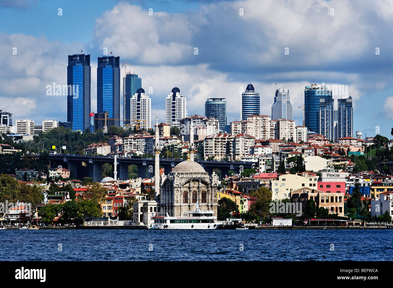 Istanbul skyline visto dal Bosforo Foto Stock