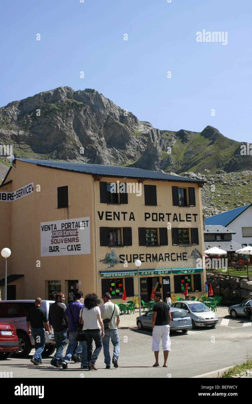 Caffé e negozi nel lato Spagnolo del Col du Pourtalet, al confine tra Francia e Spagna Foto Stock