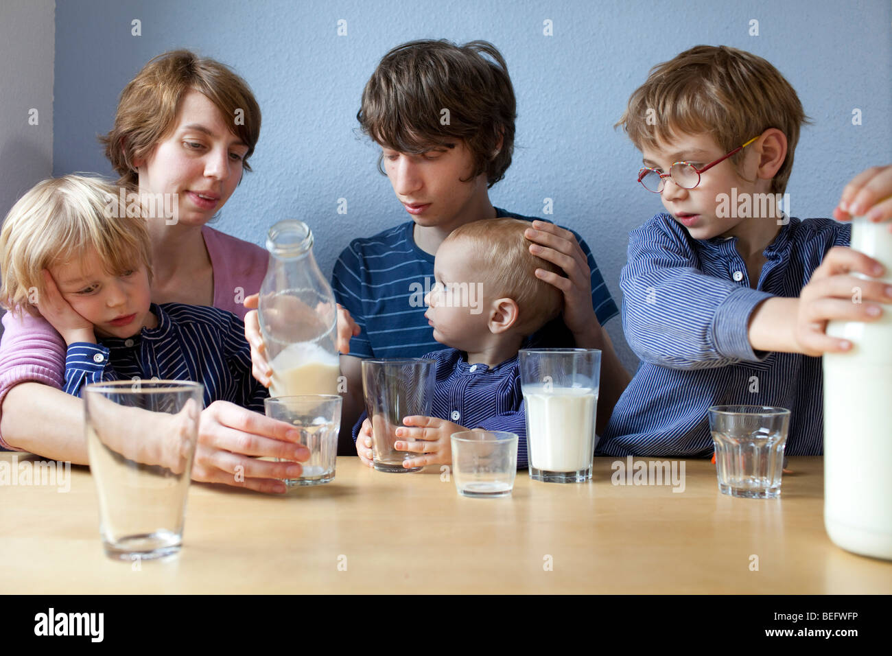 Familie trinkt Milch Foto Stock