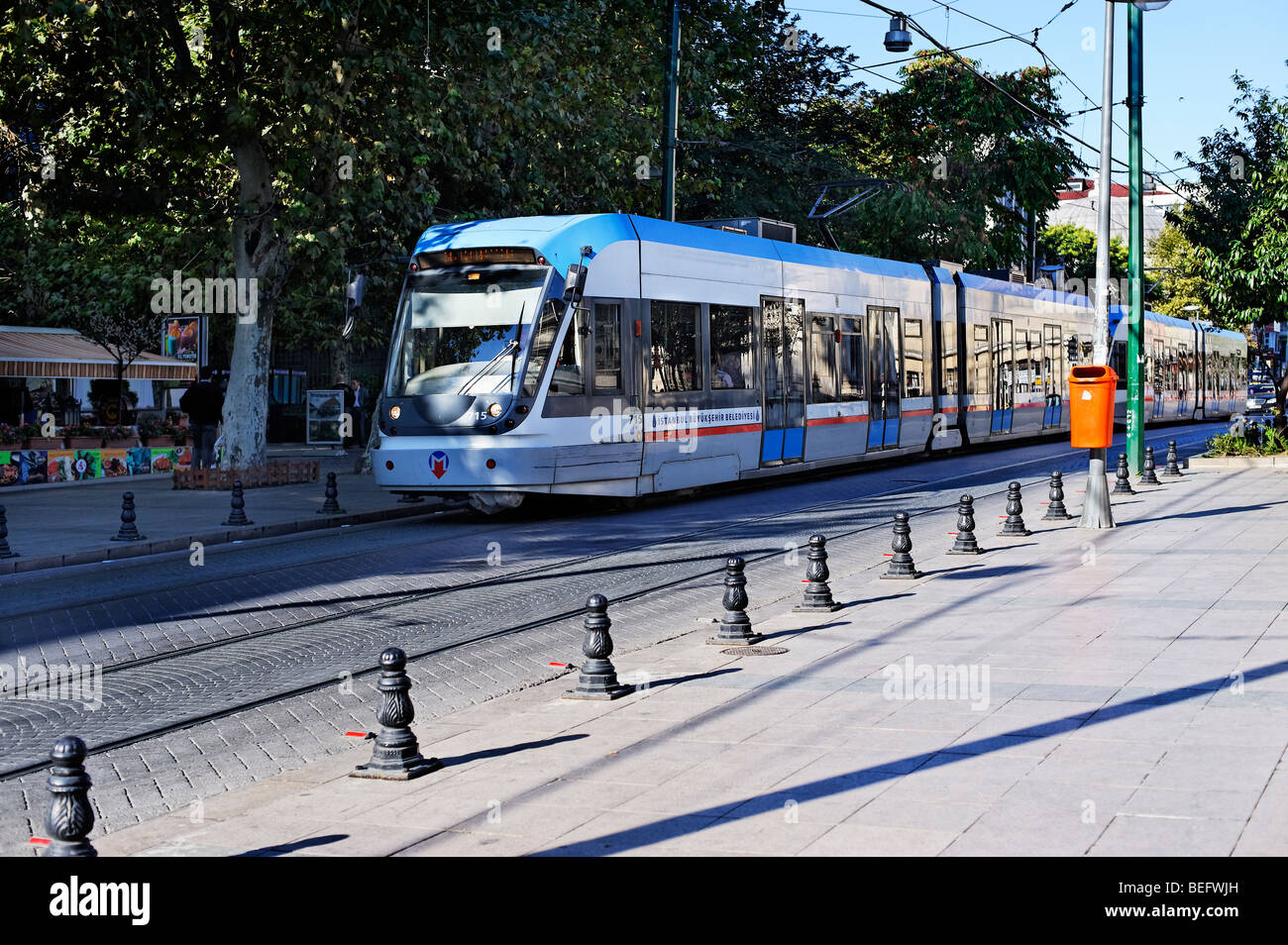 Moderno tram in Istanbul il quartiere di Sultanahmet Foto Stock