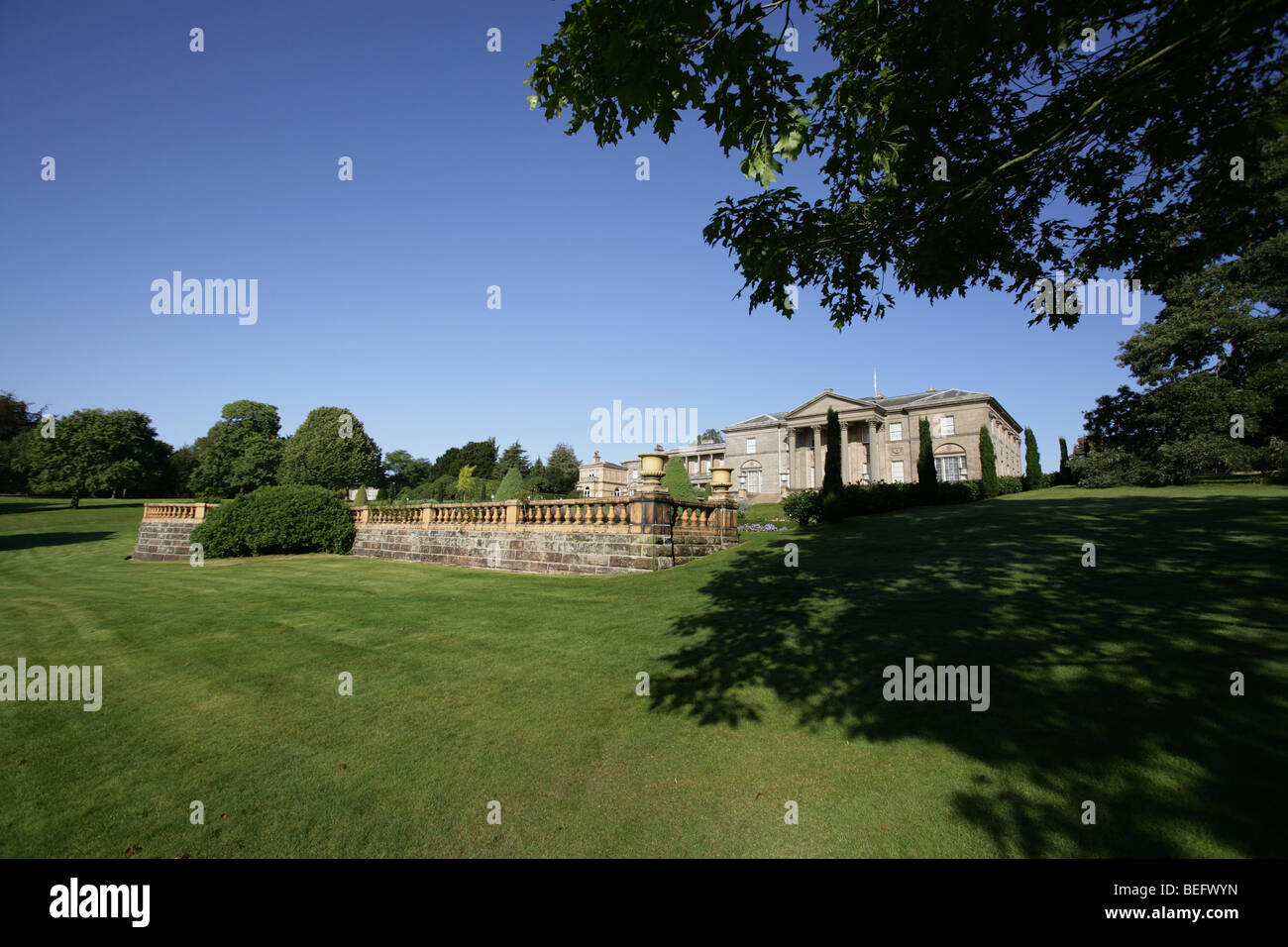 Station wagon di Tatton Park, Inghilterra. La balaustra terrazza e giardino all italiana con Tatton Park Mansion House in background. Foto Stock