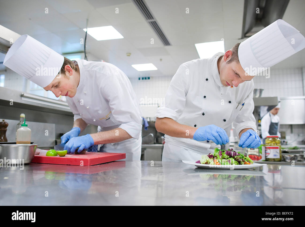 Lo chef nella cucina di Hotel Adlon di Berlino la preparazione di insalata Foto Stock