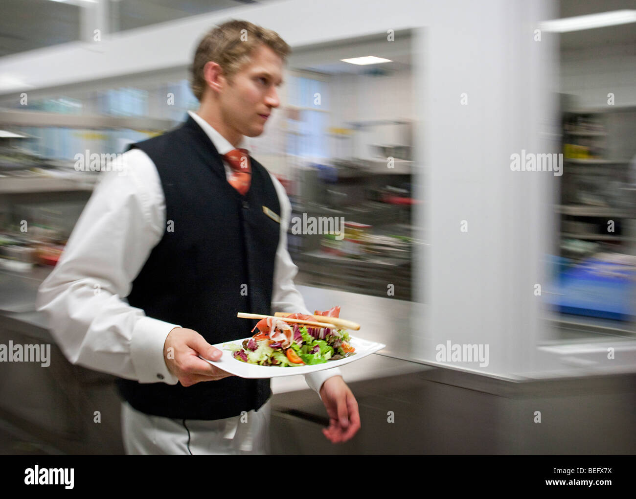Steward in cucina di Hotel Adlon di Berlino Foto Stock