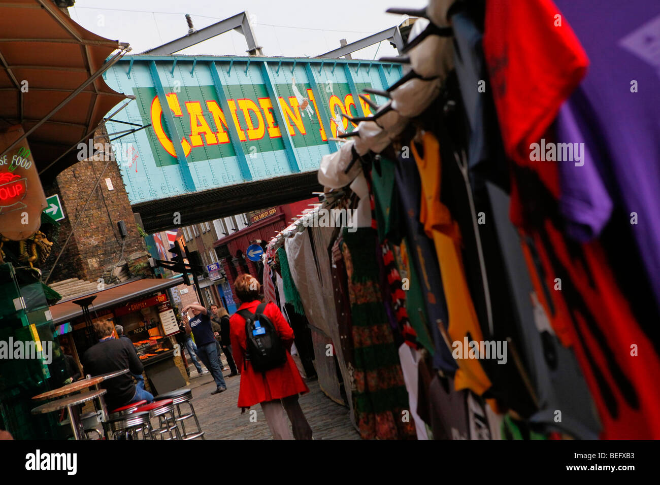 Camden Lock market. Vestiti sulle bancarelle. Foto Stock